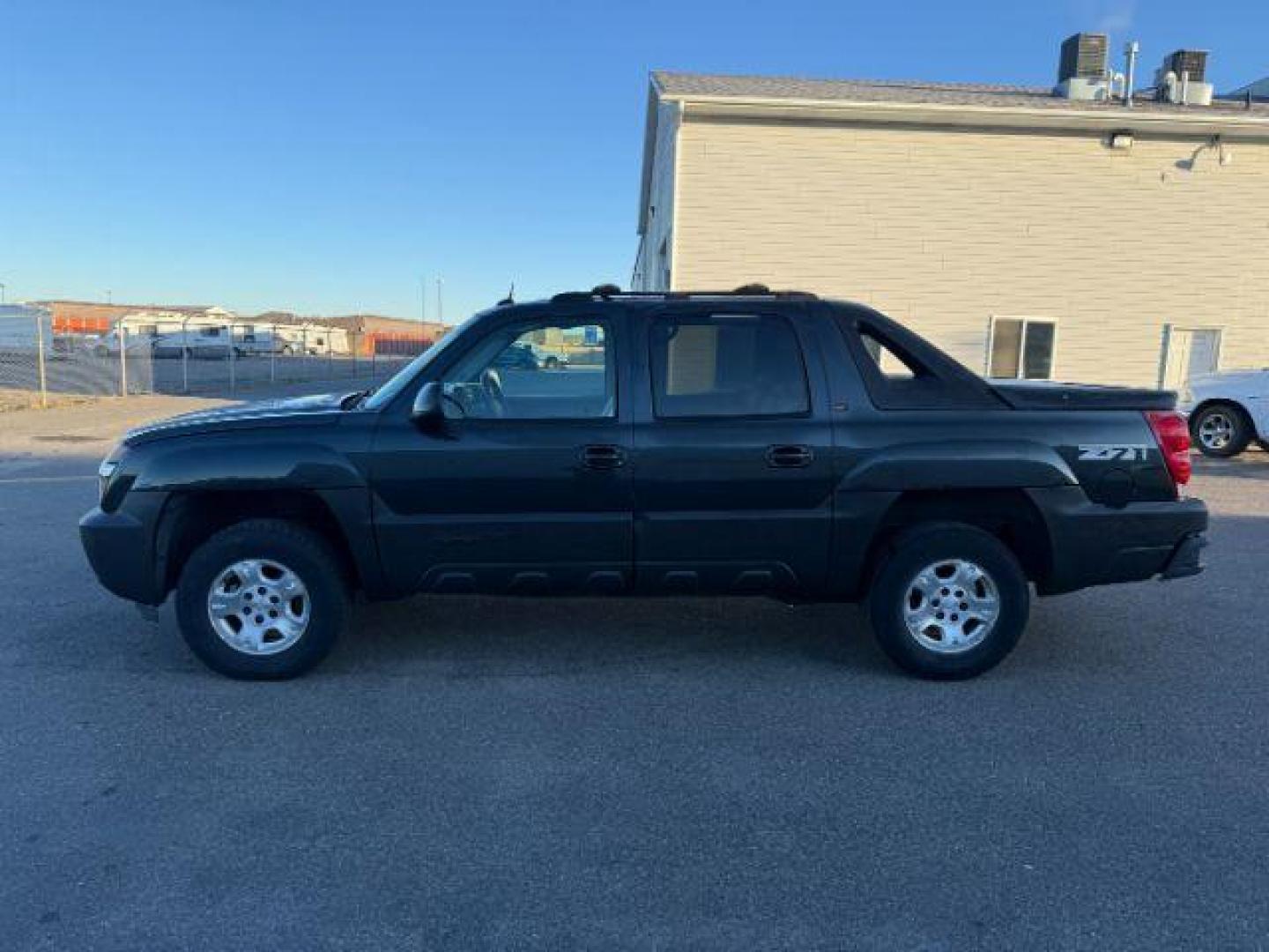 2005 BLACK /Gray/Dark Charcoal Chevrolet Avalanche 1500 (3GNEK12Z15G) with an 53 engine, Automatic transmission, located at 1175 N Woodruff Ave, Idaho Falls, ID, 83401, 43.506901, -111.999657 - At Timberline Auto, finding a great deal on your next vehicle is always easy! Our experienced sales staff's goal is to help find you the right vehicle at the right price! Our knowledgeable finance department has options for almost any credit score. We offer extended service contract options to prote - Photo#23