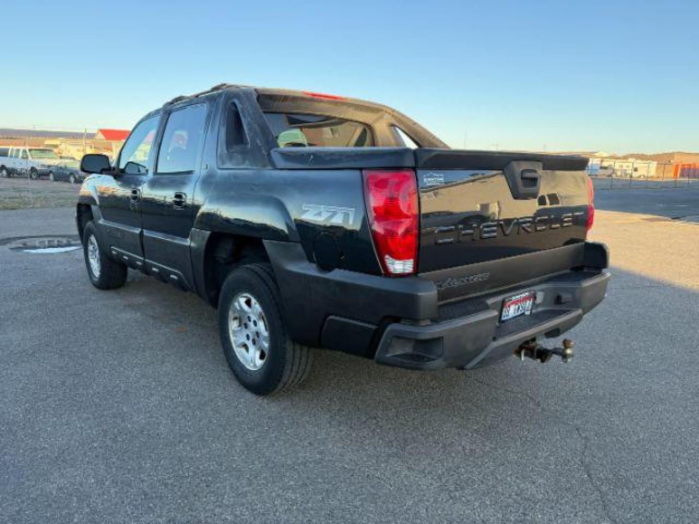 2005 BLACK /Gray/Dark Charcoal Chevrolet Avalanche 1500 (3GNEK12Z15G) with an 53 engine, Automatic transmission, located at 1175 N Woodruff Ave, Idaho Falls, ID, 83401, 43.506901, -111.999657 - At Timberline Auto, finding a great deal on your next vehicle is always easy! Our experienced sales staff's goal is to help find you the right vehicle at the right price! Our knowledgeable finance department has options for almost any credit score. We offer extended service contract options to prote - Photo#24
