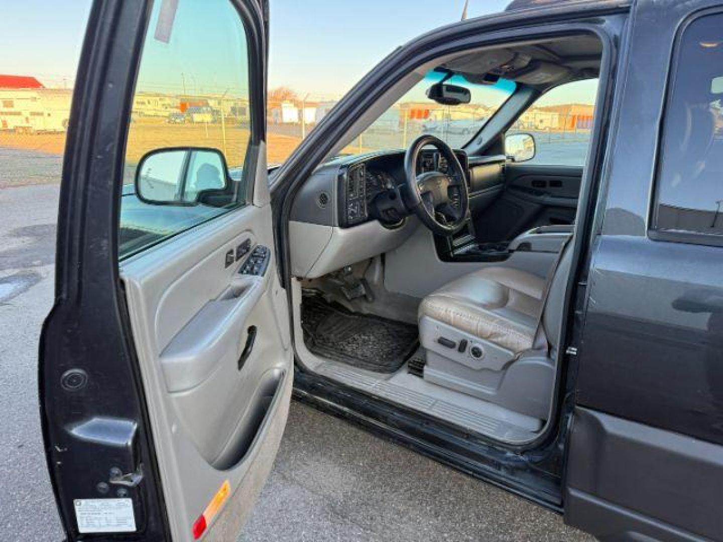 2005 BLACK /Gray/Dark Charcoal Chevrolet Avalanche 1500 (3GNEK12Z15G) with an 53 engine, Automatic transmission, located at 1175 N Woodruff Ave, Idaho Falls, ID, 83401, 43.506901, -111.999657 - At Timberline Auto, finding a great deal on your next vehicle is always easy! Our experienced sales staff's goal is to help find you the right vehicle at the right price! Our knowledgeable finance department has options for almost any credit score. We offer extended service contract options to prote - Photo#32