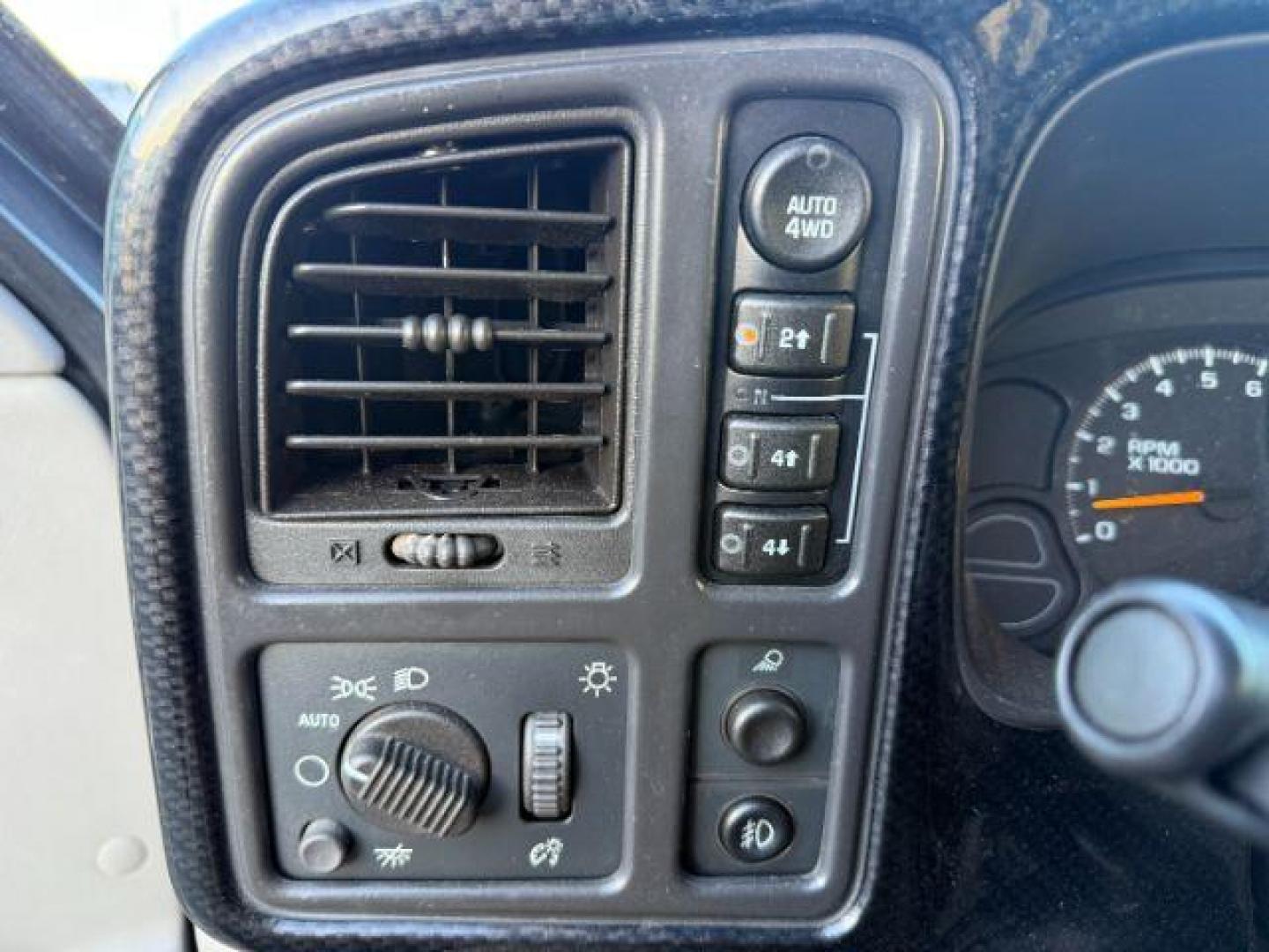 2005 BLACK /Gray/Dark Charcoal Chevrolet Avalanche 1500 (3GNEK12Z15G) with an 53 engine, Automatic transmission, located at 1175 N Woodruff Ave, Idaho Falls, ID, 83401, 43.506901, -111.999657 - At Timberline Auto, finding a great deal on your next vehicle is always easy! Our experienced sales staff's goal is to help find you the right vehicle at the right price! Our knowledgeable finance department has options for almost any credit score. We offer extended service contract options to prote - Photo#38