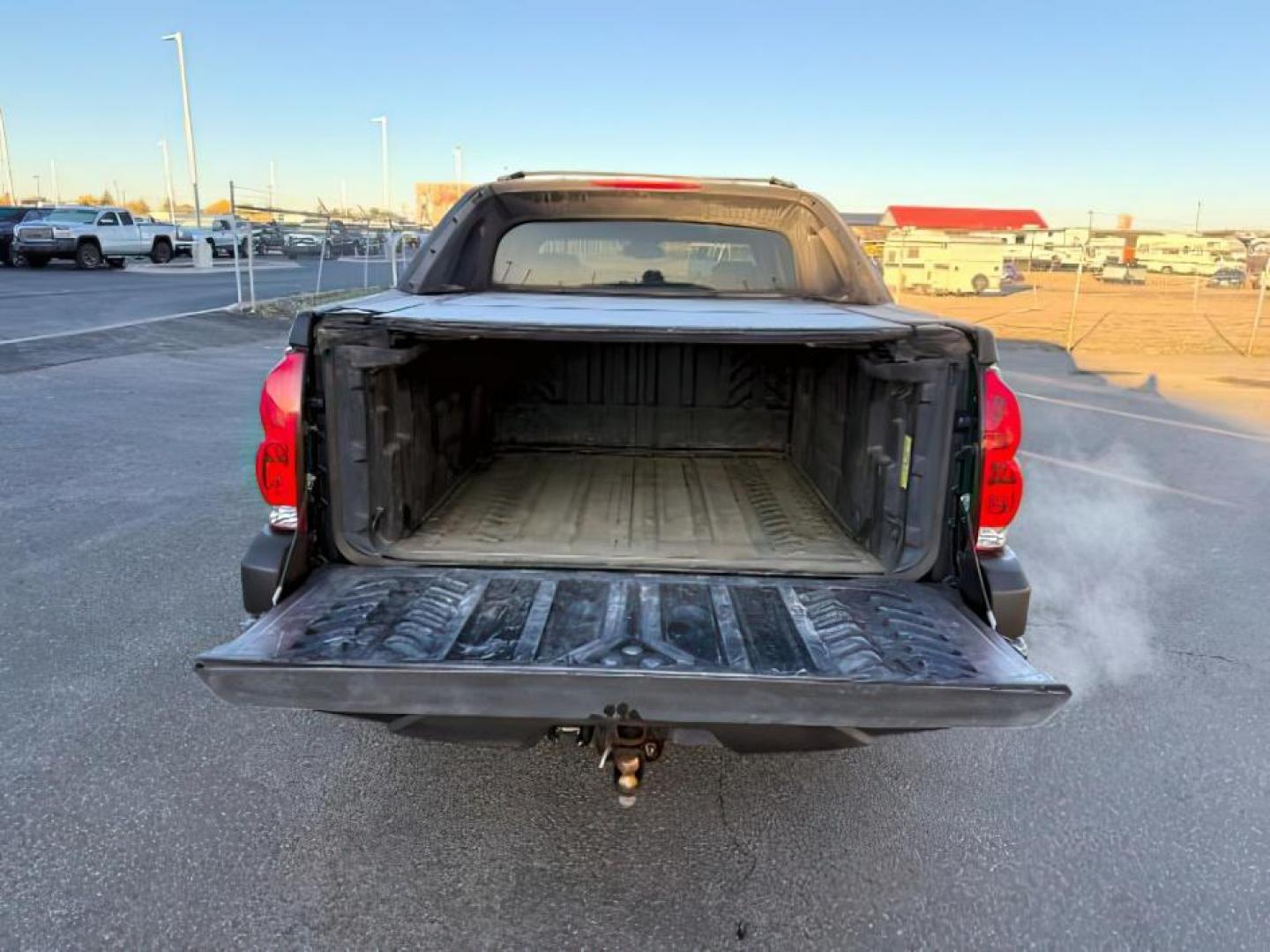 2005 BLACK /Gray/Dark Charcoal Chevrolet Avalanche 1500 (3GNEK12Z15G) with an 53 engine, Automatic transmission, located at 1175 N Woodruff Ave, Idaho Falls, ID, 83401, 43.506901, -111.999657 - At Timberline Auto, finding a great deal on your next vehicle is always easy! Our experienced sales staff's goal is to help find you the right vehicle at the right price! Our knowledgeable finance department has options for almost any credit score. We offer extended service contract options to prote - Photo#4