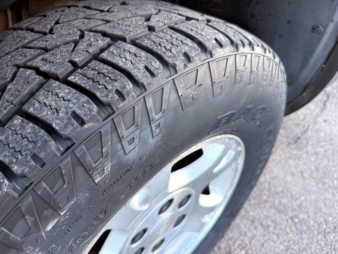 2005 BLACK /Gray/Dark Charcoal Chevrolet Avalanche 1500 (3GNEK12Z15G) with an 53 engine, Automatic transmission, located at 1175 N Woodruff Ave, Idaho Falls, ID, 83401, 43.506901, -111.999657 - At Timberline Auto, finding a great deal on your next vehicle is always easy! Our experienced sales staff's goal is to help find you the right vehicle at the right price! Our knowledgeable finance department has options for almost any credit score. We offer extended service contract options to prote - Photo#9