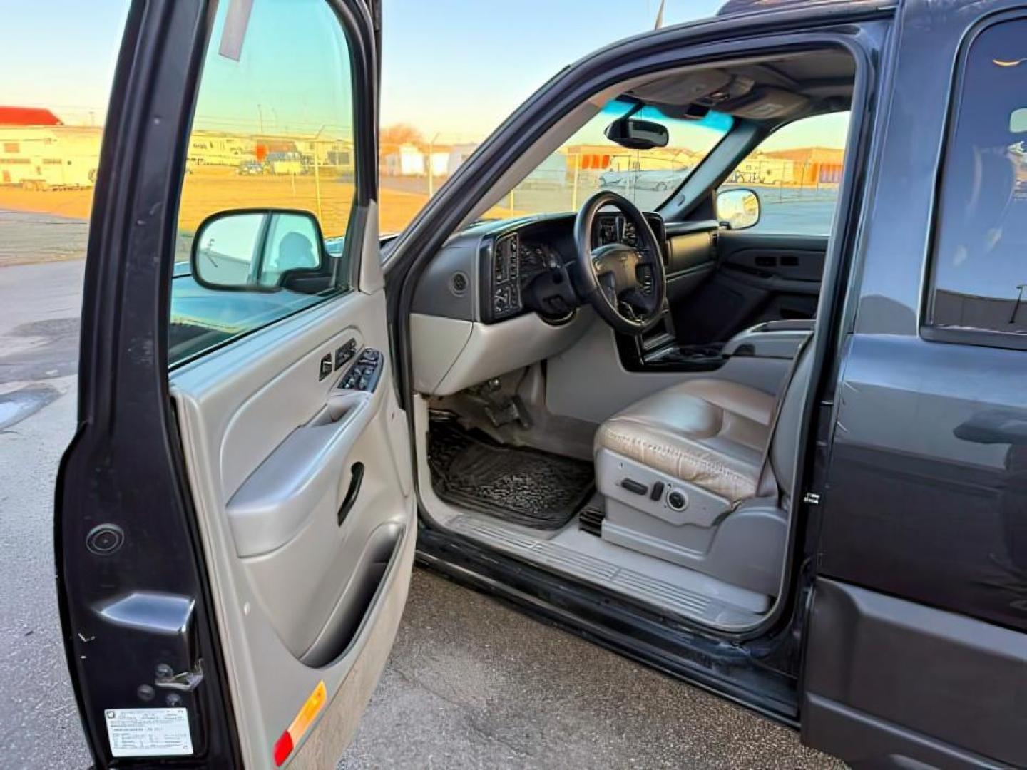 2005 BLACK /Gray/Dark Charcoal Chevrolet Avalanche 1500 (3GNEK12Z15G) with an 53 engine, Automatic transmission, located at 1175 N Woodruff Ave, Idaho Falls, ID, 83401, 43.506901, -111.999657 - At Timberline Auto, finding a great deal on your next vehicle is always easy! Our experienced sales staff's goal is to help find you the right vehicle at the right price! Our knowledgeable finance department has options for almost any credit score. We offer extended service contract options to prote - Photo#10