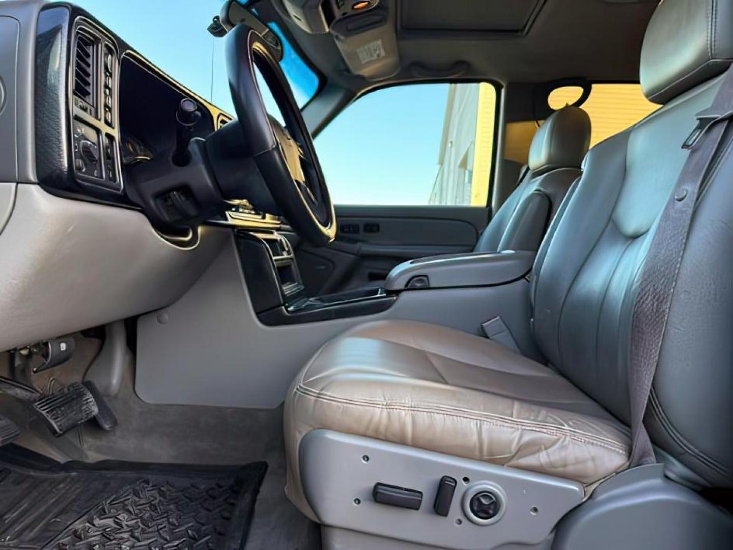 2005 BLACK /Gray/Dark Charcoal Chevrolet Avalanche 1500 (3GNEK12Z15G) with an 53 engine, Automatic transmission, located at 1175 N Woodruff Ave, Idaho Falls, ID, 83401, 43.506901, -111.999657 - At Timberline Auto, finding a great deal on your next vehicle is always easy! Our experienced sales staff's goal is to help find you the right vehicle at the right price! Our knowledgeable finance department has options for almost any credit score. We offer extended service contract options to prote - Photo#11