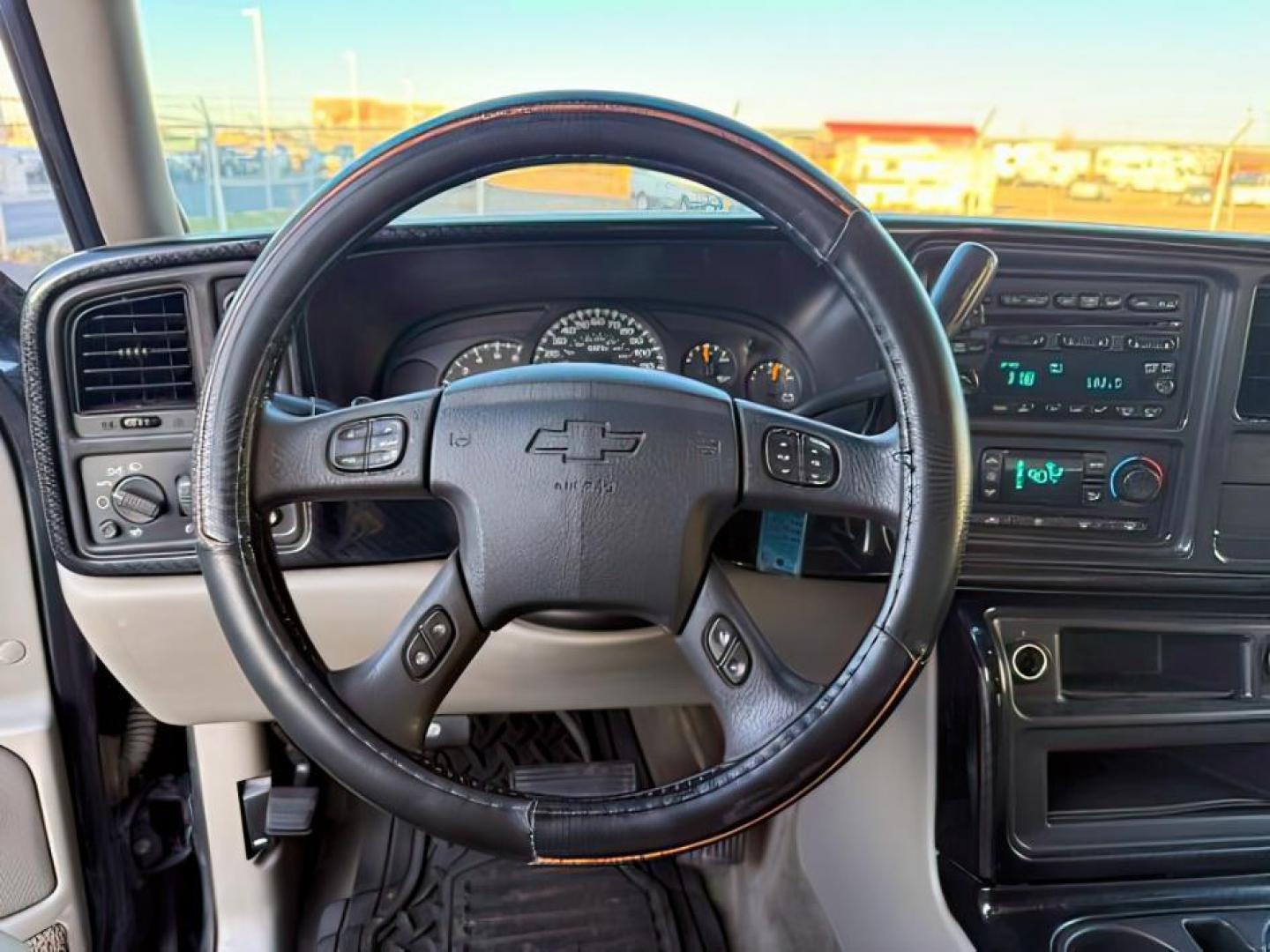2005 BLACK /Gray/Dark Charcoal Chevrolet Avalanche 1500 (3GNEK12Z15G) with an 53 engine, Automatic transmission, located at 1175 N Woodruff Ave, Idaho Falls, ID, 83401, 43.506901, -111.999657 - At Timberline Auto, finding a great deal on your next vehicle is always easy! Our experienced sales staff's goal is to help find you the right vehicle at the right price! Our knowledgeable finance department has options for almost any credit score. We offer extended service contract options to prote - Photo#13