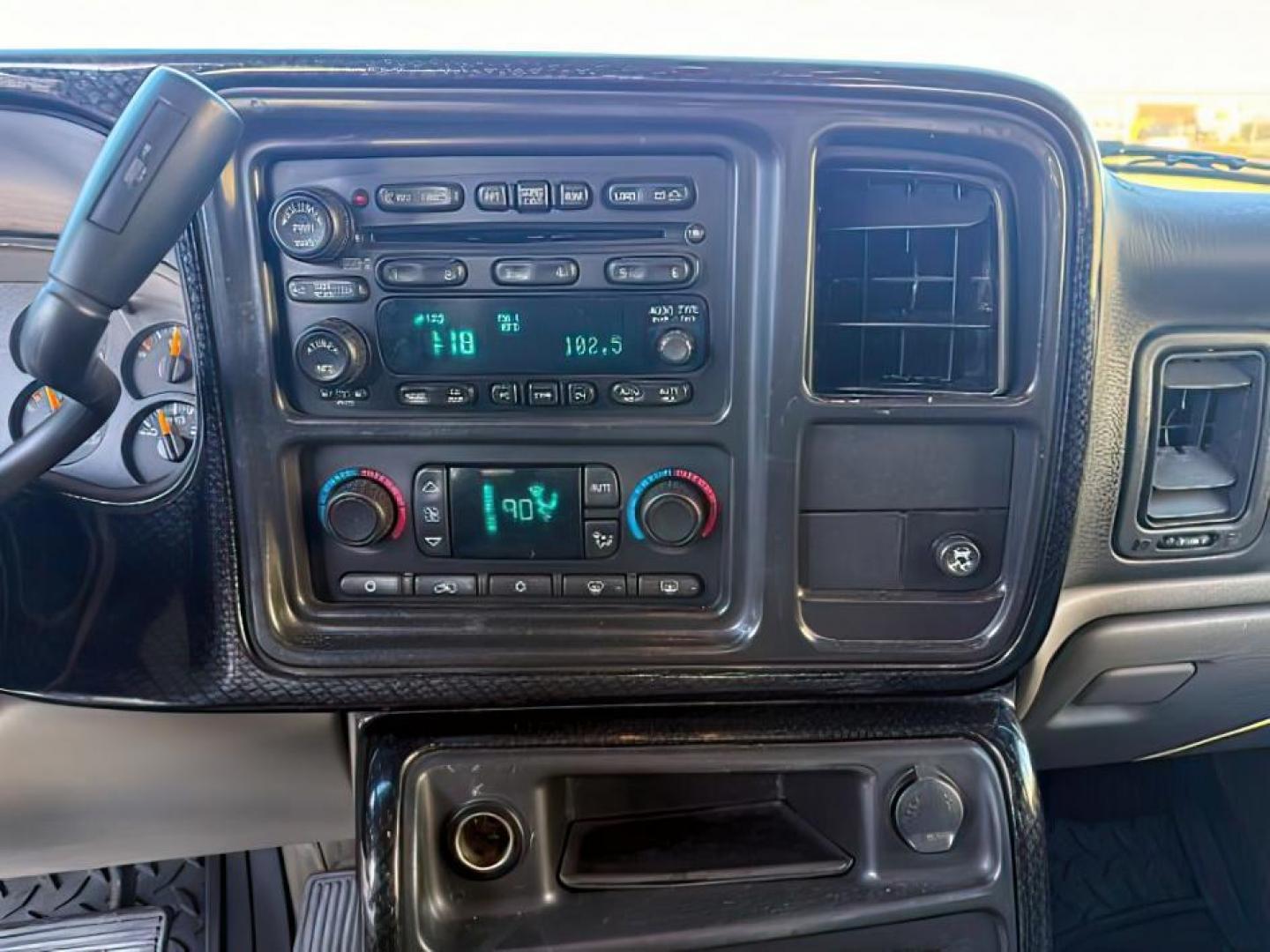 2005 BLACK /Gray/Dark Charcoal Chevrolet Avalanche 1500 (3GNEK12Z15G) with an 53 engine, Automatic transmission, located at 1175 N Woodruff Ave, Idaho Falls, ID, 83401, 43.506901, -111.999657 - At Timberline Auto, finding a great deal on your next vehicle is always easy! Our experienced sales staff's goal is to help find you the right vehicle at the right price! Our knowledgeable finance department has options for almost any credit score. We offer extended service contract options to prote - Photo#14