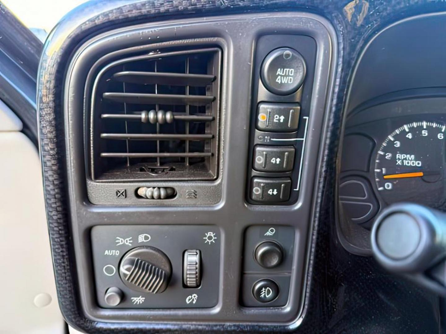 2005 BLACK /Gray/Dark Charcoal Chevrolet Avalanche 1500 (3GNEK12Z15G) with an 53 engine, Automatic transmission, located at 1175 N Woodruff Ave, Idaho Falls, ID, 83401, 43.506901, -111.999657 - At Timberline Auto, finding a great deal on your next vehicle is always easy! Our experienced sales staff's goal is to help find you the right vehicle at the right price! Our knowledgeable finance department has options for almost any credit score. We offer extended service contract options to prote - Photo#16