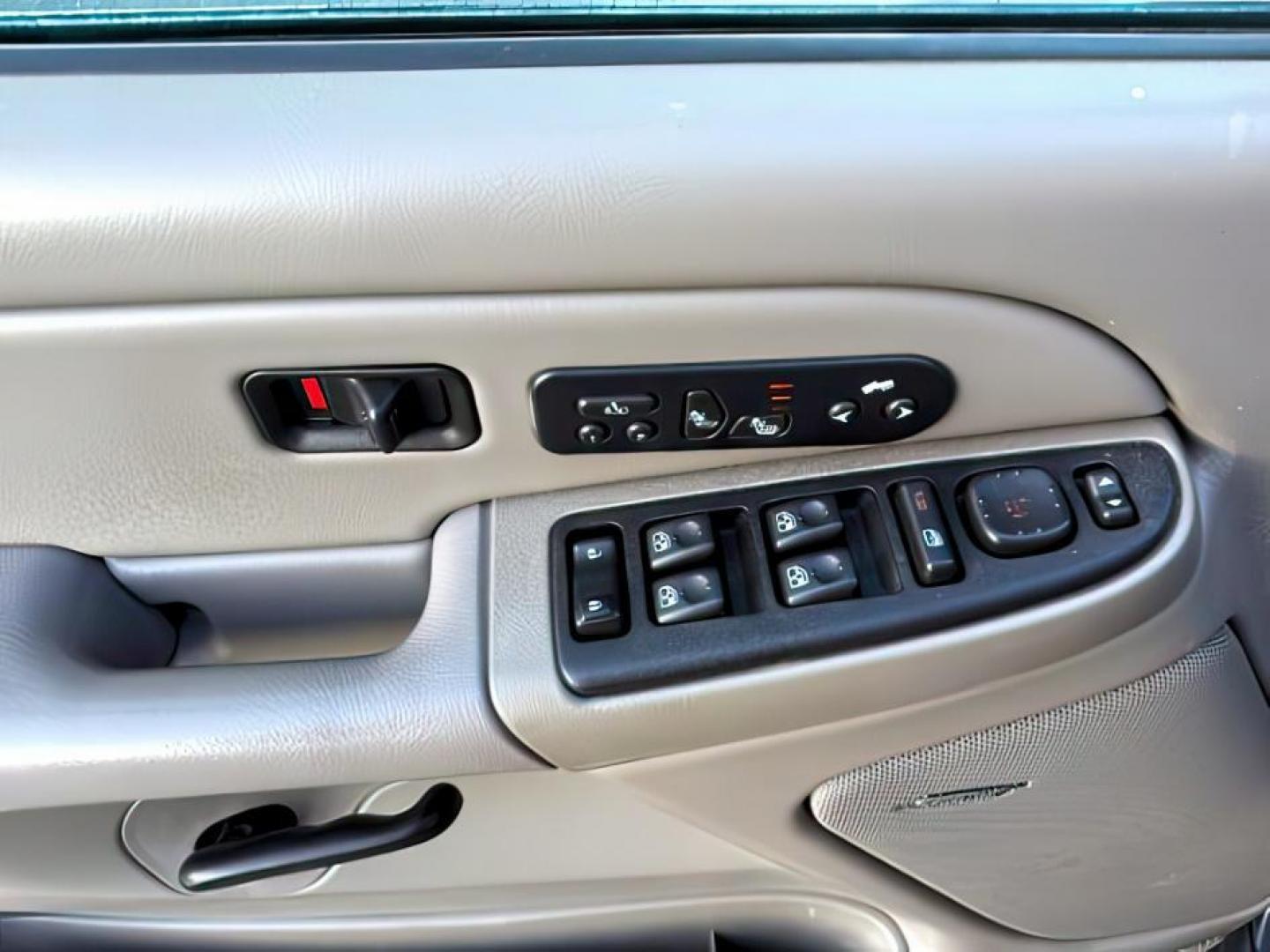 2005 BLACK /Gray/Dark Charcoal Chevrolet Avalanche 1500 (3GNEK12Z15G) with an 53 engine, Automatic transmission, located at 1175 N Woodruff Ave, Idaho Falls, ID, 83401, 43.506901, -111.999657 - At Timberline Auto, finding a great deal on your next vehicle is always easy! Our experienced sales staff's goal is to help find you the right vehicle at the right price! Our knowledgeable finance department has options for almost any credit score. We offer extended service contract options to prote - Photo#18