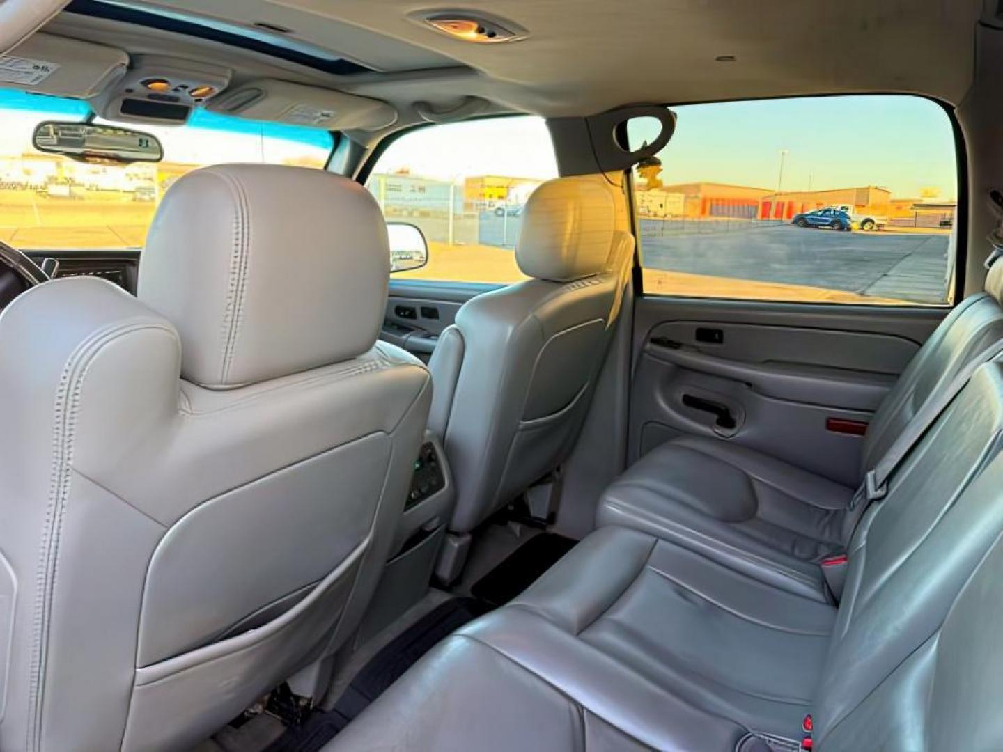 2005 BLACK /Gray/Dark Charcoal Chevrolet Avalanche 1500 (3GNEK12Z15G) with an 53 engine, Automatic transmission, located at 1175 N Woodruff Ave, Idaho Falls, ID, 83401, 43.506901, -111.999657 - At Timberline Auto, finding a great deal on your next vehicle is always easy! Our experienced sales staff's goal is to help find you the right vehicle at the right price! Our knowledgeable finance department has options for almost any credit score. We offer extended service contract options to prote - Photo#21