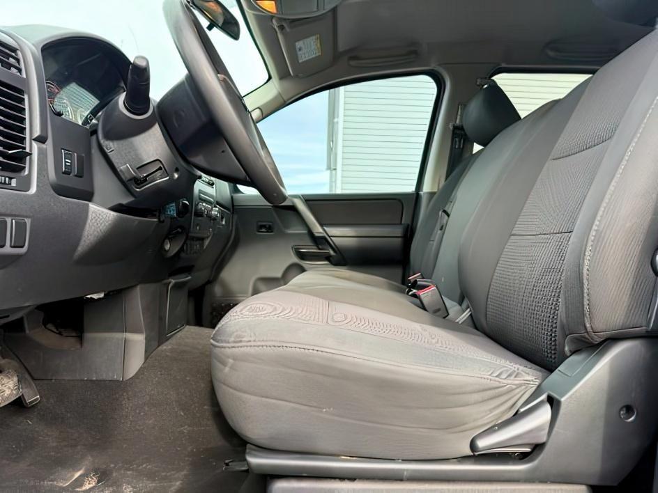 2012 SILVER /Charcoal Nissan Titan SV (1N6BA0EJ5CN) with an Endurance 5.6L V-8 DOHC engine, AUTOMATIC transmission, located at 1235 N Woodruff Ave., Idaho Falls, 83401, (208) 523-1053, 43.507172, -112.000488 - At Timberline Auto, finding a great deal on your next vehicle is always easy! Our experienced sales staff's goal is to help find you the right vehicle at the right price! Our knowledgeable finance department has options for almost any credit score. We offer extended service contract options to prote - Photo#10