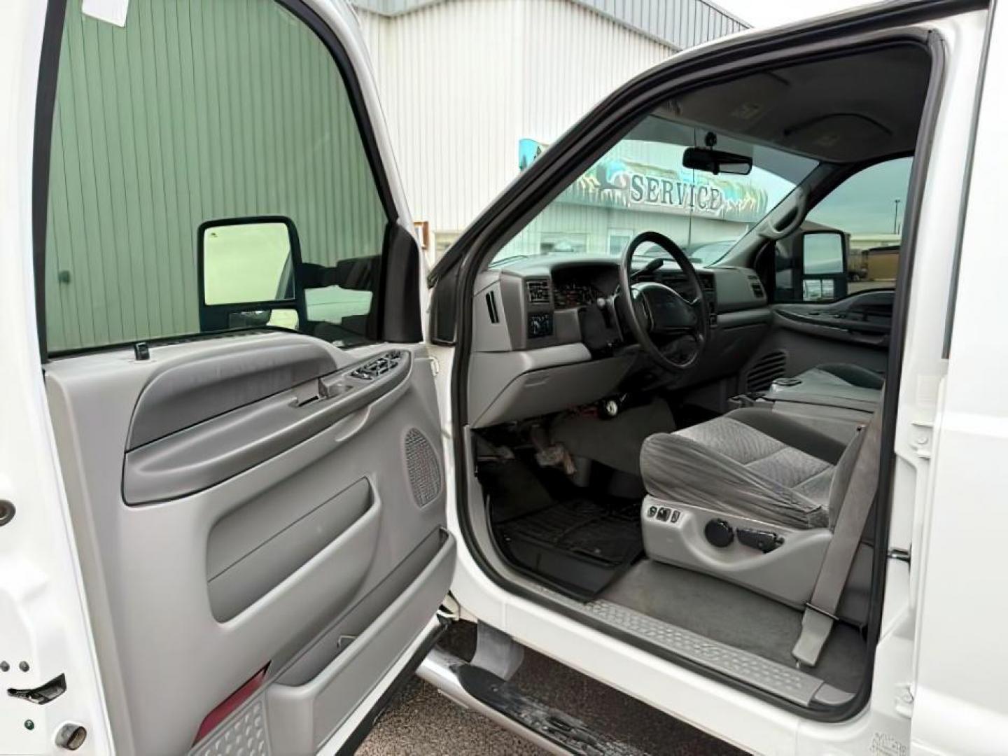 2002 WHITE /Medium Flint Ford F-250 (1FTNW21F82E) with an Powerstroke 73L V-8 diesel direct injection engine, Automatic transmission, located at 1175 N Woodruff Ave, Idaho Falls, ID, 83401, 43.506901, -111.999657 - At Timberline Auto, finding a great deal on your next vehicle is always easy! Our experienced sales staff's goal is to help find you the right vehicle at the right price! Our knowledgeable finance department has options for almost any credit score. We offer extended service contract options to prote - Photo#9