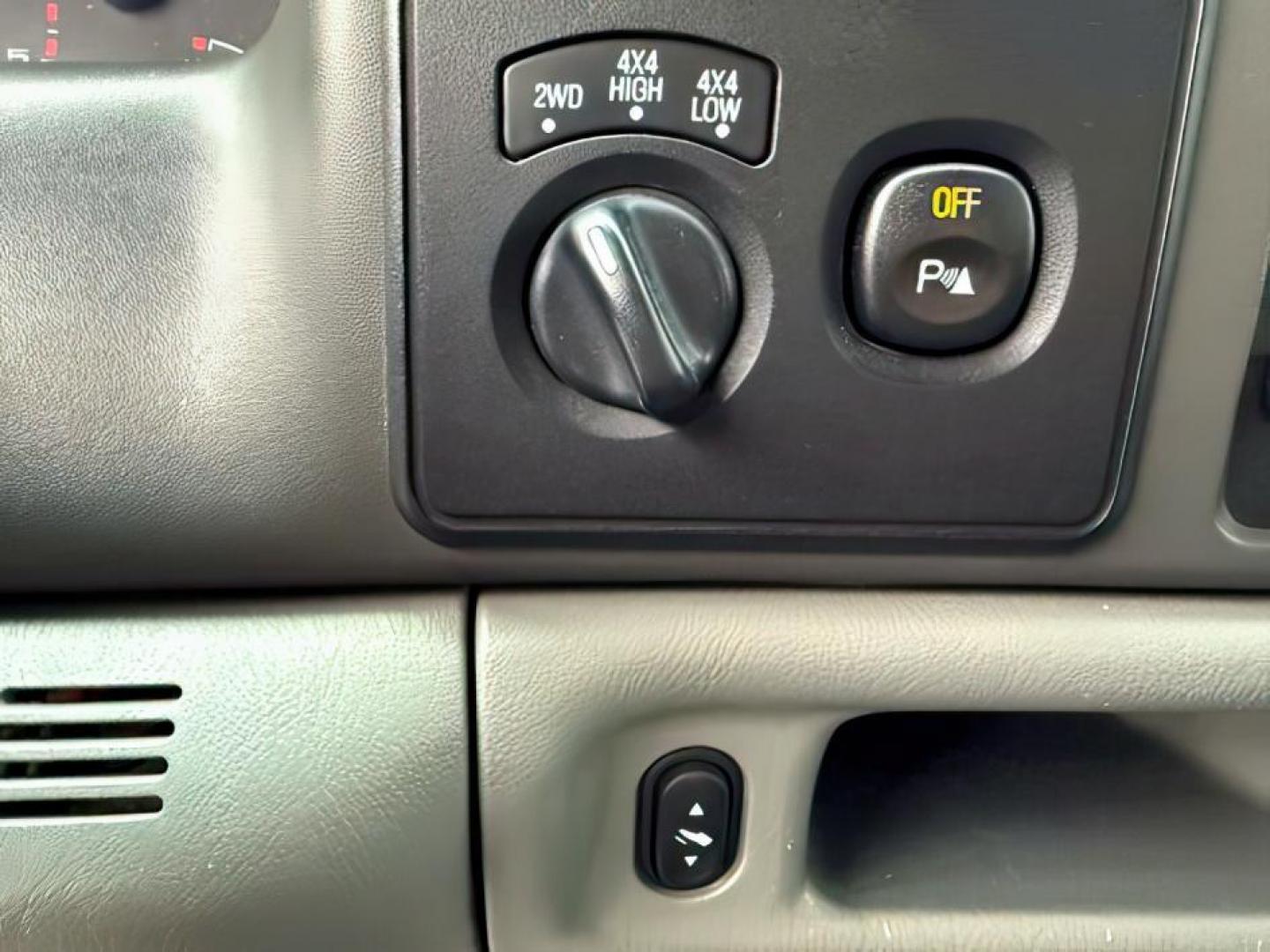 2002 WHITE /Medium Flint Ford F-250 (1FTNW21F82E) with an Powerstroke 73L V-8 diesel direct injection engine, Automatic transmission, located at 1175 N Woodruff Ave, Idaho Falls, ID, 83401, 43.506901, -111.999657 - At Timberline Auto, finding a great deal on your next vehicle is always easy! Our experienced sales staff's goal is to help find you the right vehicle at the right price! Our knowledgeable finance department has options for almost any credit score. We offer extended service contract options to prote - Photo#14