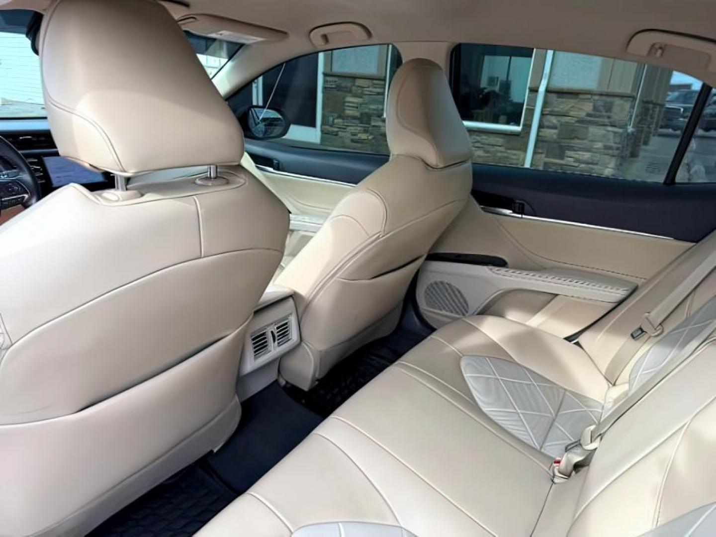 2018 RED /Black Toyota Camry (4T1B11HK9JU) with an 25L I-4 portdirect injection engine, Automatic transmission, located at 1175 N Woodruff Ave, Idaho Falls, ID, 83401, 43.506901, -111.999657 - At Timberline Auto, finding a great deal on your next vehicle is always easy! Our experienced sales staff's goal is to help find you the right vehicle at the right price! Our knowledgeable finance department has options for almost any credit score. We offer extended service contract options to prote - Photo#21