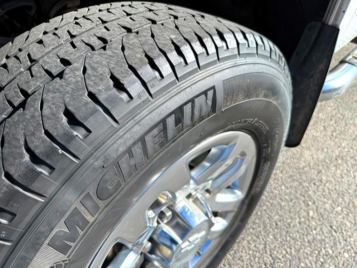 2019 Summit White /Jet Black Chevrolet Silverado 3500HD LTZ (1GC4KXEG9KF) with an 6.0 V8 engine, AUTOMATIC transmission, located at 1235 N Woodruff Ave., Idaho Falls, 83401, (208) 523-1053, 43.507172, -112.000488 - At Timberline Auto, finding a great deal on your next vehicle is always easy! Our experienced sales staff's goal is to help find you the right vehicle at the right price! Our knowledgeable finance department has options for almost any credit score. We offer extended service contract options to prote - Photo#10