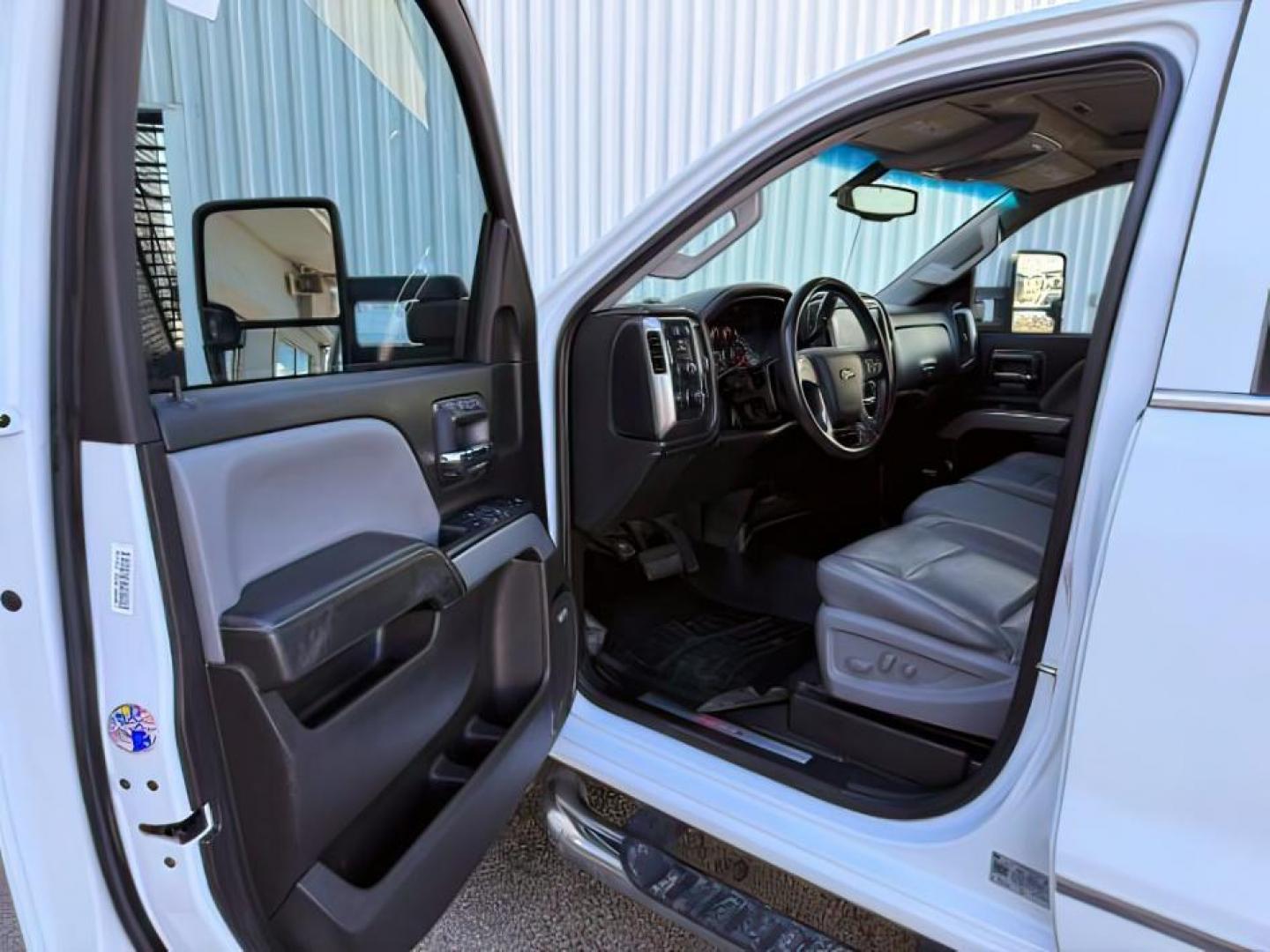 2019 Summit White /Jet Black Chevrolet Silverado 3500HD LTZ (1GC4KXEG9KF) with an 6.0 V8 engine, AUTOMATIC transmission, located at 1235 N Woodruff Ave., Idaho Falls, 83401, (208) 523-1053, 43.507172, -112.000488 - At Timberline Auto, finding a great deal on your next vehicle is always easy! Our experienced sales staff's goal is to help find you the right vehicle at the right price! Our knowledgeable finance department has options for almost any credit score. We offer extended service contract options to prote - Photo#11