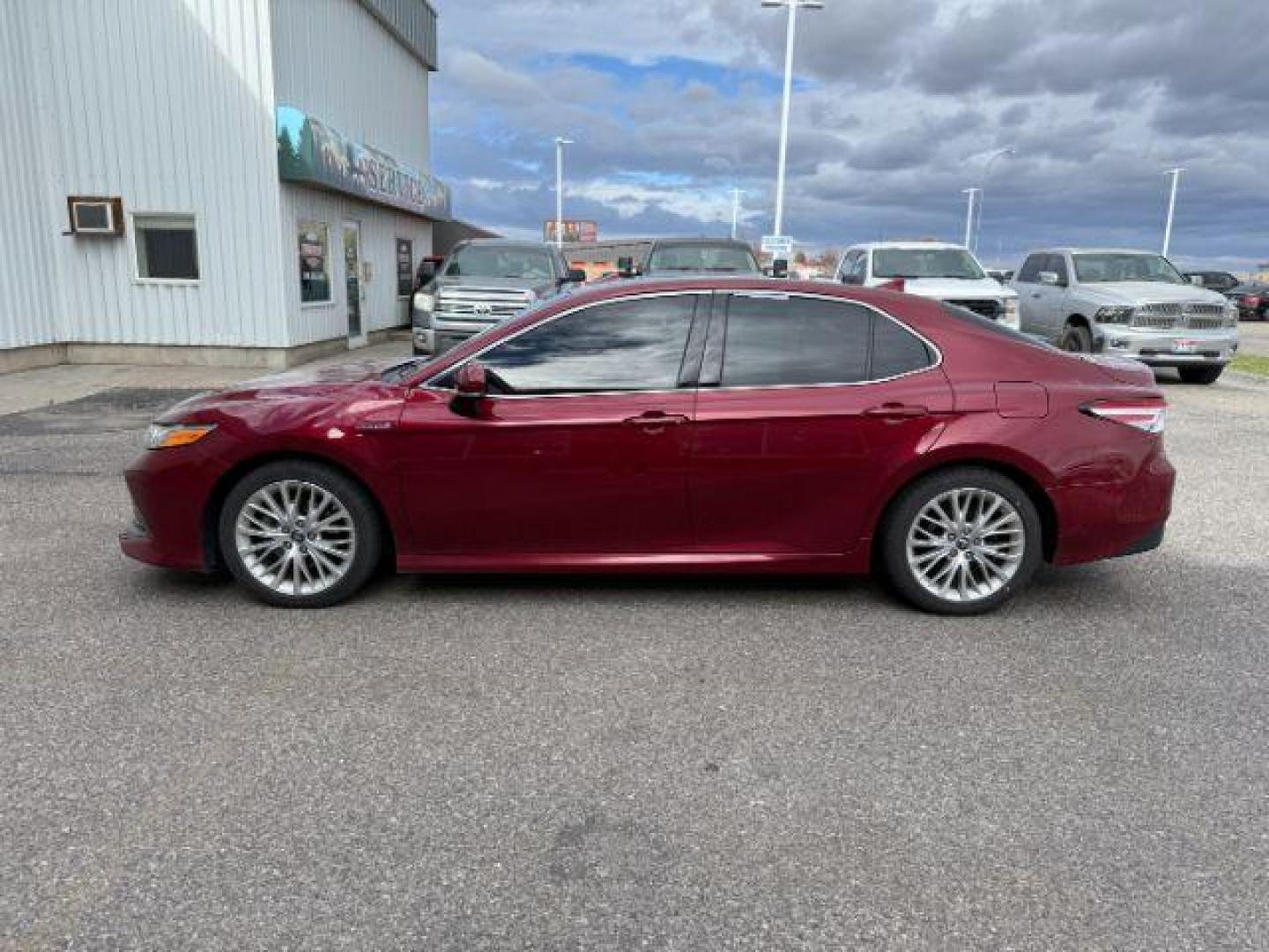 2019 RED /Black Toyota Camry Hybrid XLE (4T1B21HK3KU) with an Dynamic Force 2.5L I-4 port/direct injection engine, AUTOMATIC transmission, located at 1235 N Woodruff Ave., Idaho Falls, 83401, (208) 523-1053, 43.507172, -112.000488 - At Timberline Auto, finding a great deal on your next vehicle is always easy! Our experienced sales staff's goal is to help find you the right vehicle at the right price! Our knowledgeable finance department has options for almost any credit score. We offer extended service contract options to prote - Photo#1