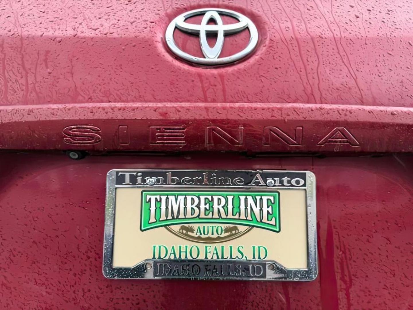 2015 Salsa Red Pearl /Ash Toyota Sienna (5TDKK3DC4FS) with an 35L V-6 DOHC engine, Automatic transmission, located at 1175 N Woodruff Ave, Idaho Falls, ID, 83401, 43.506901, -111.999657 - At Timberline Auto, finding a great deal on your next vehicle is always easy! Our experienced sales staff's goal is to help find you the right vehicle at the right price! Our knowledgeable finance department has options for almost any credit score. We offer extended service contract options to prote - Photo#4