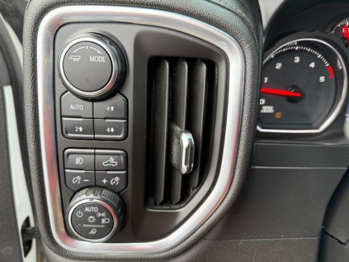 2020 WHITE /LEATHER Chevrolet Silverado 2500HD (1GC4YPEY0LF) with an 66L V8 16V OHV TURBO DIESEL engine, Automatic transmission, located at 1175 N Woodruff Ave, Idaho Falls, ID, 83401, 43.506901, -111.999657 - At Timberline Auto, finding a great deal on your next vehicle is always easy! Our experienced sales staff's goal is to help find you the right vehicle at the right price! Our knowledgeable finance department has options for almost any credit score. We offer extended service contract options to prote - Photo#42