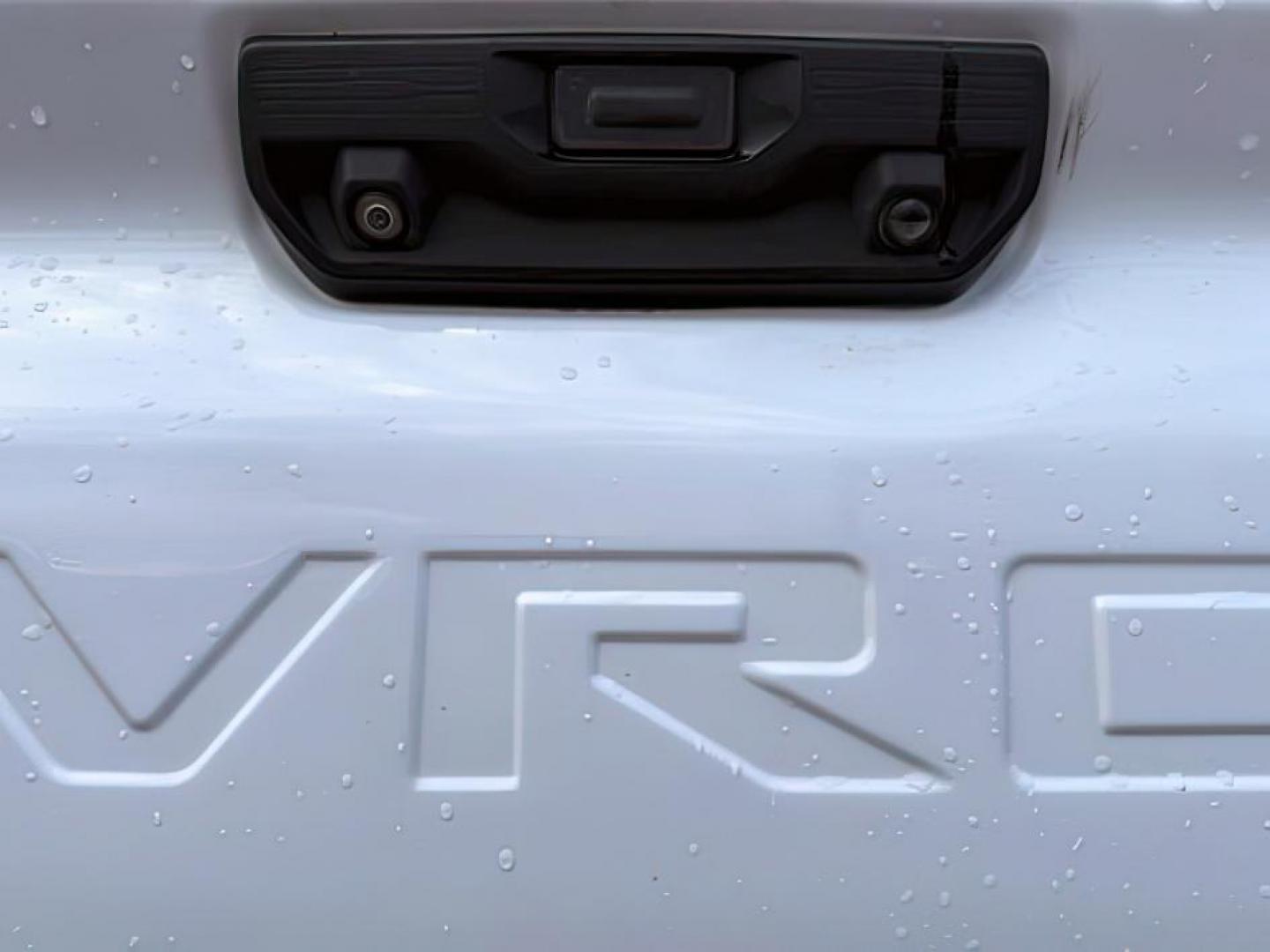 2020 WHITE /LEATHER Chevrolet Silverado 2500HD (1GC4YPEY0LF) with an 66L V8 16V OHV TURBO DIESEL engine, Automatic transmission, located at 1175 N Woodruff Ave, Idaho Falls, ID, 83401, 43.506901, -111.999657 - At Timberline Auto, finding a great deal on your next vehicle is always easy! Our experienced sales staff's goal is to help find you the right vehicle at the right price! Our knowledgeable finance department has options for almost any credit score. We offer extended service contract options to prote - Photo#4