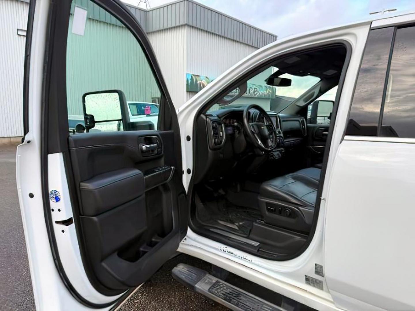 2020 WHITE /LEATHER Chevrolet Silverado 2500HD (1GC4YPEY0LF) with an 66L V8 16V OHV TURBO DIESEL engine, Automatic transmission, located at 1175 N Woodruff Ave, Idaho Falls, ID, 83401, 43.506901, -111.999657 - At Timberline Auto, finding a great deal on your next vehicle is always easy! Our experienced sales staff's goal is to help find you the right vehicle at the right price! Our knowledgeable finance department has options for almost any credit score. We offer extended service contract options to prote - Photo#11