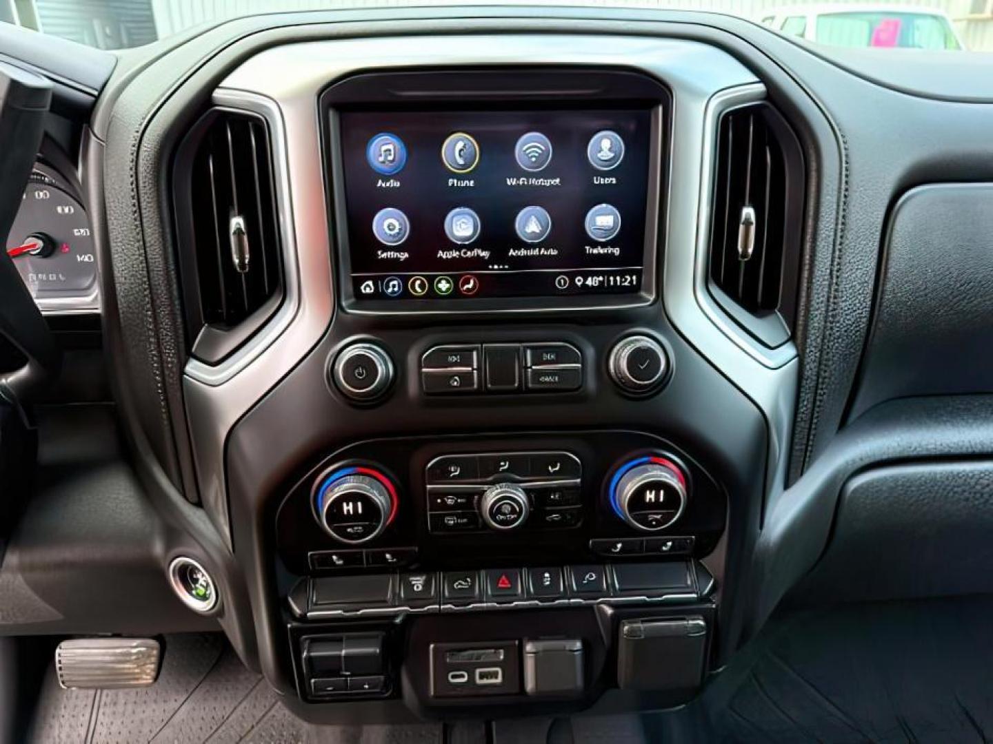 2020 WHITE /LEATHER Chevrolet Silverado 2500HD (1GC4YPEY0LF) with an 66L V8 16V OHV TURBO DIESEL engine, Automatic transmission, located at 1175 N Woodruff Ave, Idaho Falls, ID, 83401, 43.506901, -111.999657 - At Timberline Auto, finding a great deal on your next vehicle is always easy! Our experienced sales staff's goal is to help find you the right vehicle at the right price! Our knowledgeable finance department has options for almost any credit score. We offer extended service contract options to prote - Photo#15