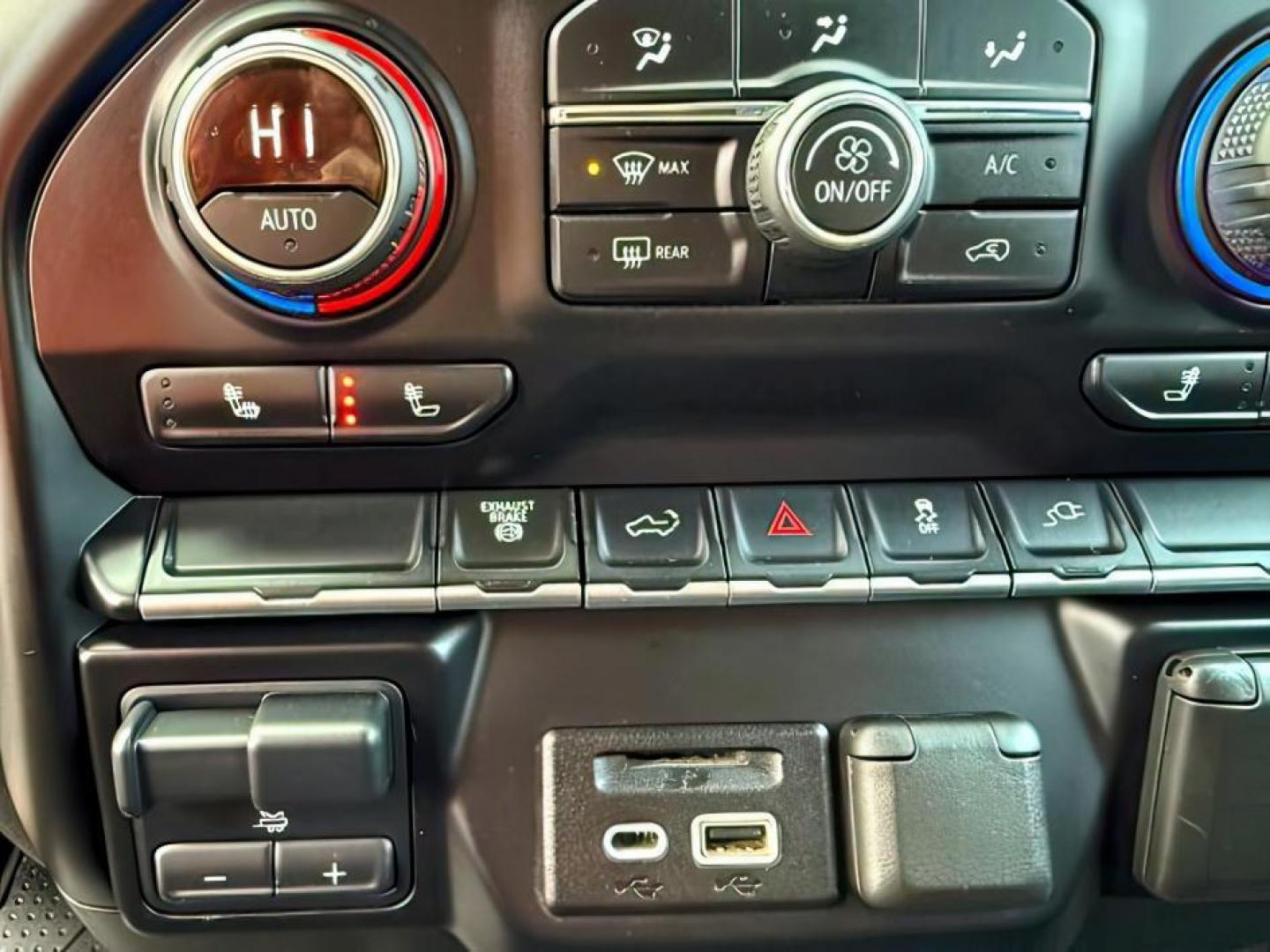 2020 WHITE /LEATHER Chevrolet Silverado 2500HD (1GC4YPEY0LF) with an 66L V8 16V OHV TURBO DIESEL engine, Automatic transmission, located at 1175 N Woodruff Ave, Idaho Falls, ID, 83401, 43.506901, -111.999657 - At Timberline Auto, finding a great deal on your next vehicle is always easy! Our experienced sales staff's goal is to help find you the right vehicle at the right price! Our knowledgeable finance department has options for almost any credit score. We offer extended service contract options to prote - Photo#17