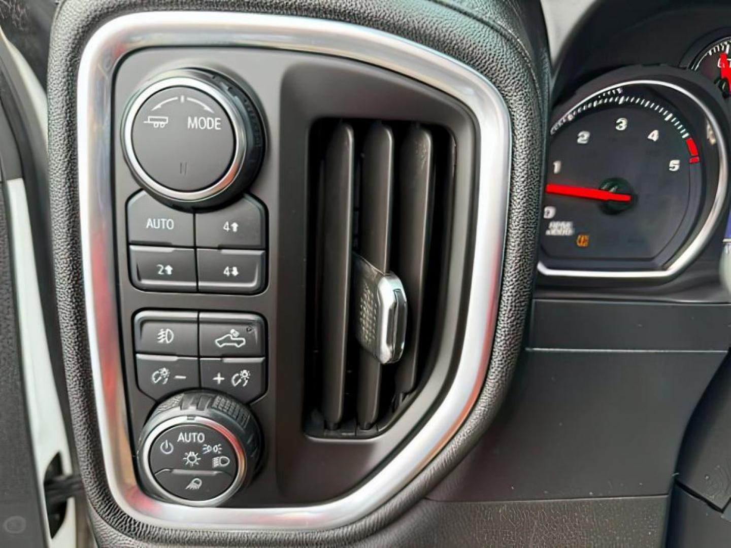 2020 WHITE /LEATHER Chevrolet Silverado 2500HD (1GC4YPEY0LF) with an 66L V8 16V OHV TURBO DIESEL engine, Automatic transmission, located at 1175 N Woodruff Ave, Idaho Falls, ID, 83401, 43.506901, -111.999657 - At Timberline Auto, finding a great deal on your next vehicle is always easy! Our experienced sales staff's goal is to help find you the right vehicle at the right price! Our knowledgeable finance department has options for almost any credit score. We offer extended service contract options to prote - Photo#18