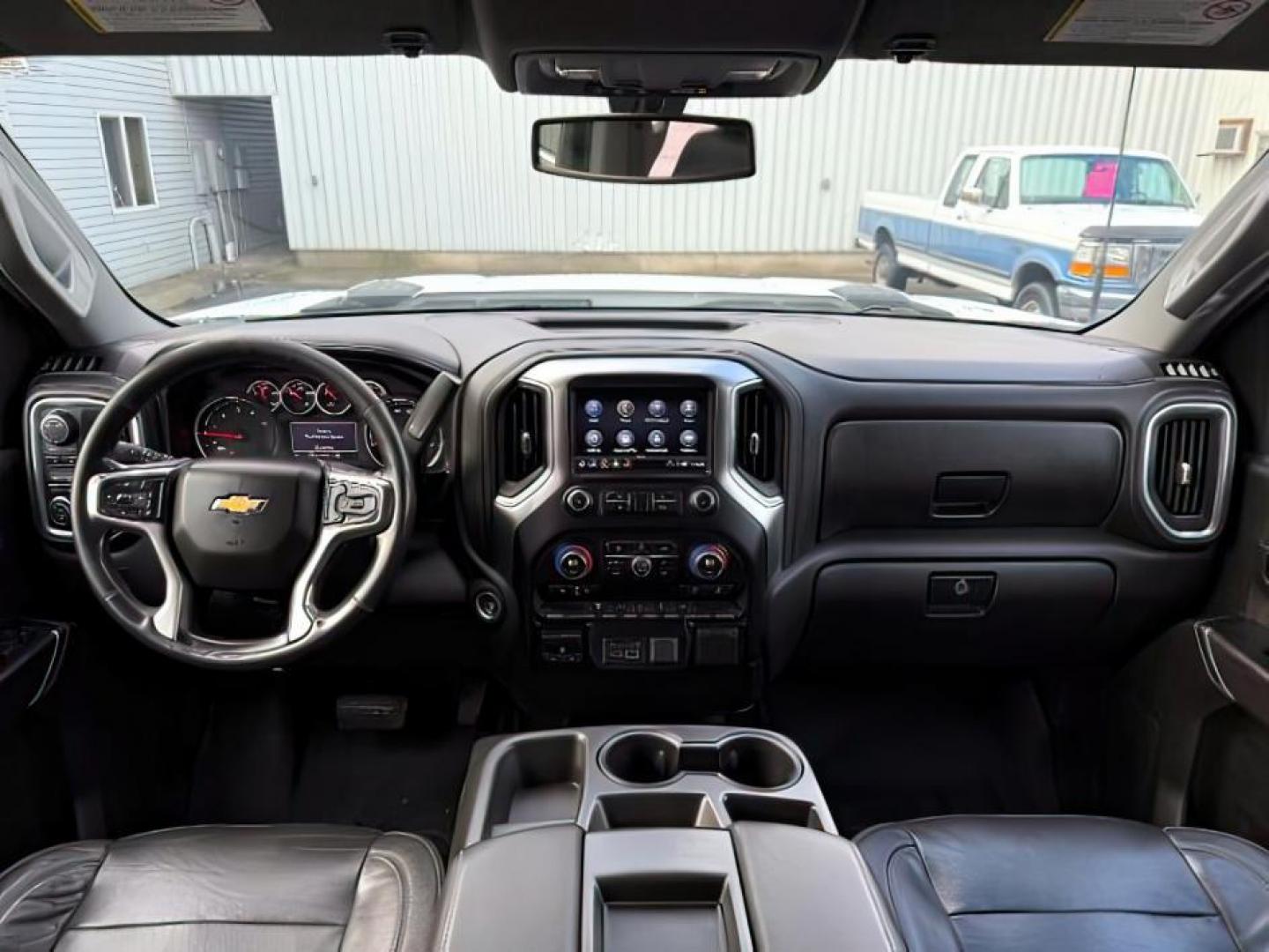 2020 WHITE /LEATHER Chevrolet Silverado 2500HD (1GC4YPEY0LF) with an 66L V8 16V OHV TURBO DIESEL engine, Automatic transmission, located at 1175 N Woodruff Ave, Idaho Falls, ID, 83401, 43.506901, -111.999657 - At Timberline Auto, finding a great deal on your next vehicle is always easy! Our experienced sales staff's goal is to help find you the right vehicle at the right price! Our knowledgeable finance department has options for almost any credit score. We offer extended service contract options to prote - Photo#21
