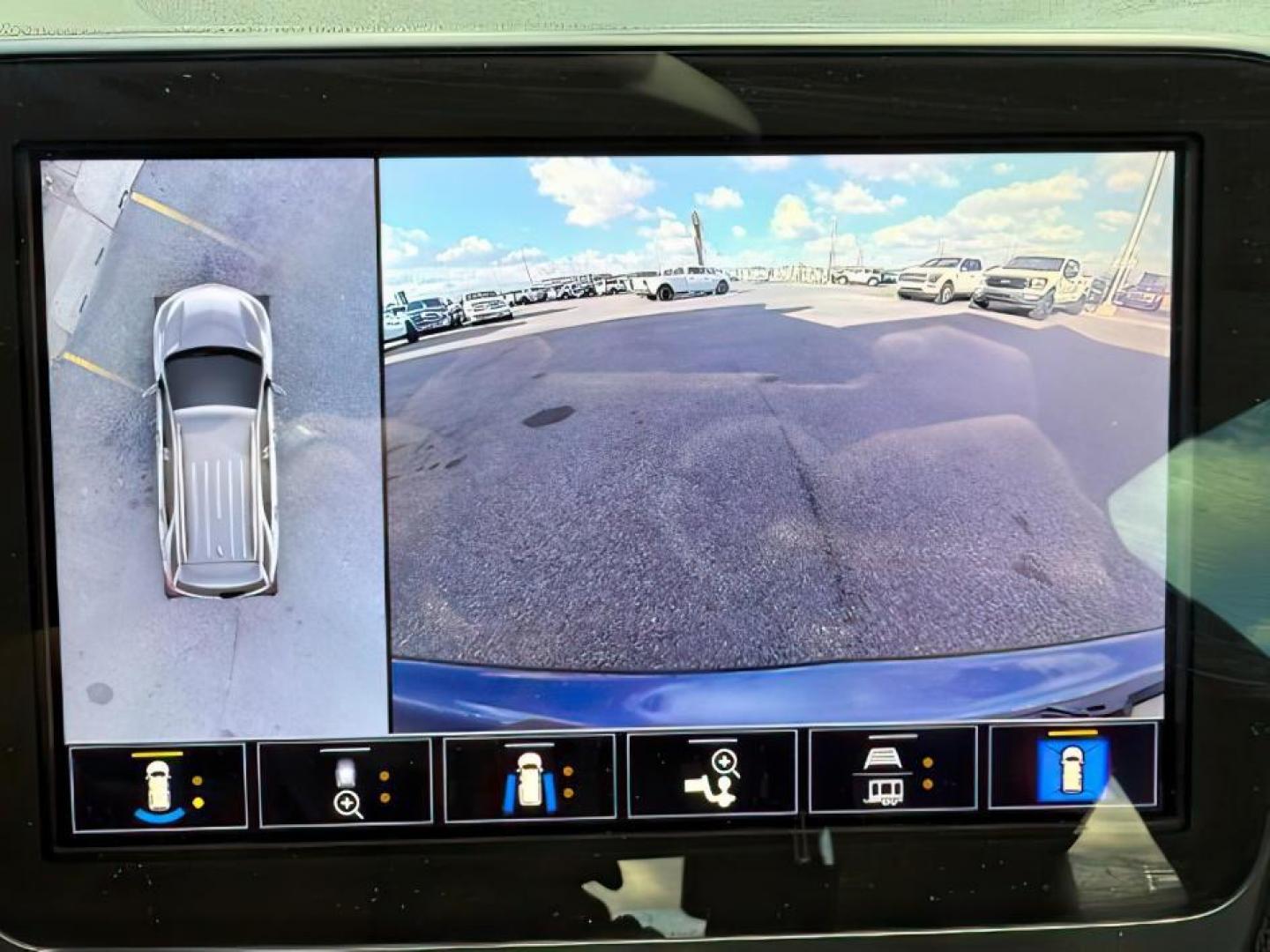 2024 BLUE /CLOTH Chevrolet EQUINOX (3GNAXWEG8RL) with an 15L I4 TURBO engine, Automatic transmission, located at 1175 N Woodruff Ave, Idaho Falls, ID, 83401, 43.506901, -111.999657 - At Timberline Auto, finding a great deal on your next vehicle is always easy! Our experienced sales staff's goal is to help find you the right vehicle at the right price! Our knowledgeable finance department has options for almost any credit score. We offer extended service contract options to prote - Photo#17