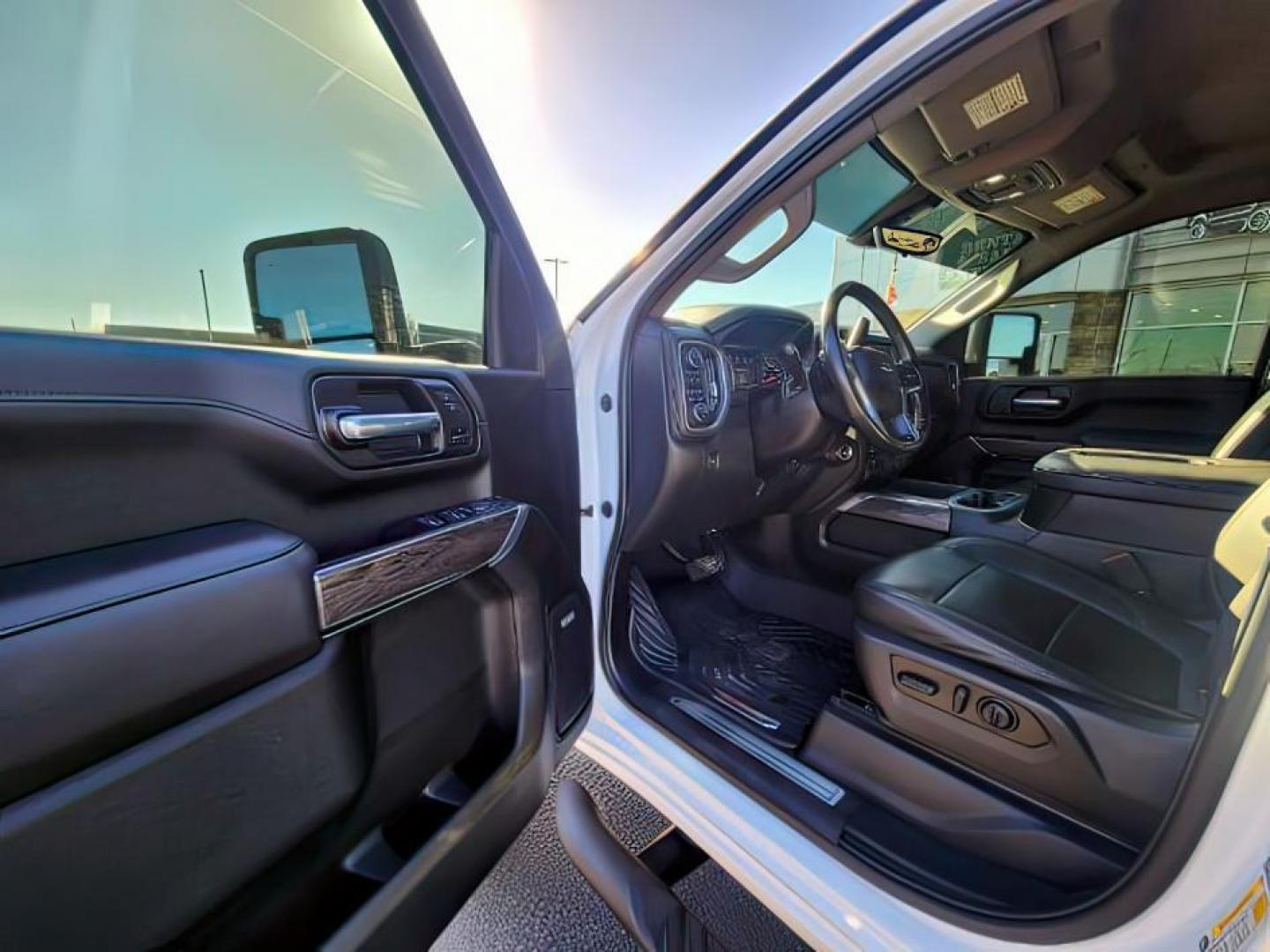 2022 Summit White /Jet Black Chevrolet Silverado 3500HD (1GC4YUEY9NF) with an Duramax 66L V-8 diesel direct injection engine, Automatic transmission, located at 1175 N Woodruff Ave, Idaho Falls, ID, 83401, 43.506901, -111.999657 - At Timberline Auto, finding a great deal on your next vehicle is always easy! Our experienced sales staff's goal is to help find you the right vehicle at the right price! Our knowledgeable finance department has options for almost any credit score. We offer extended service contract options to prote - Photo#5