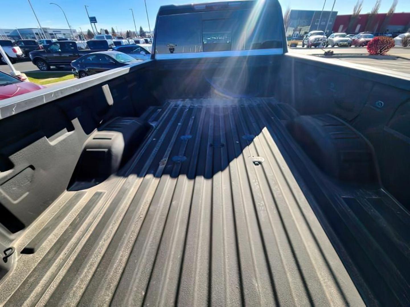 2022 Summit White /Jet Black Chevrolet Silverado 3500HD (1GC4YUEY9NF) with an Duramax 66L V-8 diesel direct injection engine, Automatic transmission, located at 1175 N Woodruff Ave, Idaho Falls, ID, 83401, 43.506901, -111.999657 - At Timberline Auto, finding a great deal on your next vehicle is always easy! Our experienced sales staff's goal is to help find you the right vehicle at the right price! Our knowledgeable finance department has options for almost any credit score. We offer extended service contract options to prote - Photo#9