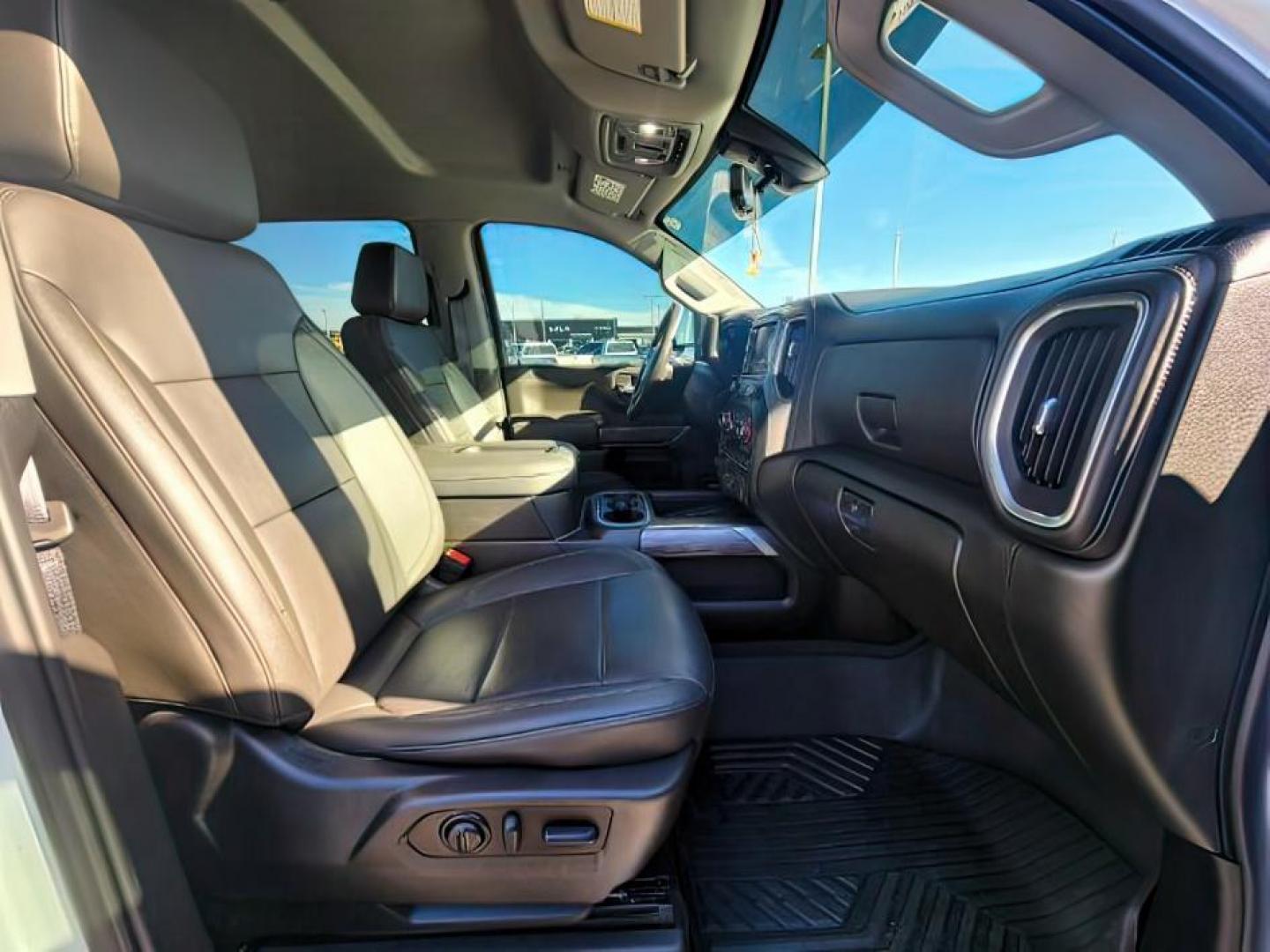 2022 Summit White /Jet Black Chevrolet Silverado 3500HD (1GC4YUEY9NF) with an Duramax 66L V-8 diesel direct injection engine, Automatic transmission, located at 1175 N Woodruff Ave, Idaho Falls, ID, 83401, 43.506901, -111.999657 - At Timberline Auto, finding a great deal on your next vehicle is always easy! Our experienced sales staff's goal is to help find you the right vehicle at the right price! Our knowledgeable finance department has options for almost any credit score. We offer extended service contract options to prote - Photo#12