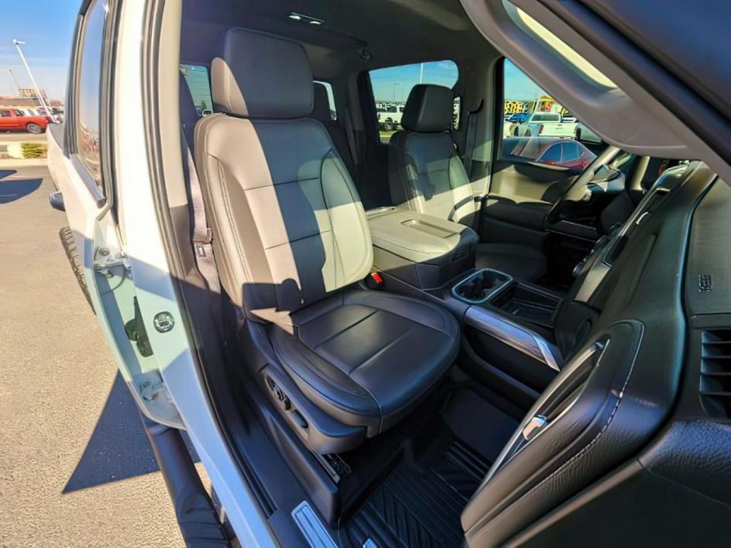 2022 Summit White /Jet Black Chevrolet Silverado 3500HD (1GC4YUEY9NF) with an Duramax 66L V-8 diesel direct injection engine, Automatic transmission, located at 1175 N Woodruff Ave, Idaho Falls, ID, 83401, 43.506901, -111.999657 - At Timberline Auto, finding a great deal on your next vehicle is always easy! Our experienced sales staff's goal is to help find you the right vehicle at the right price! Our knowledgeable finance department has options for almost any credit score. We offer extended service contract options to prote - Photo#13