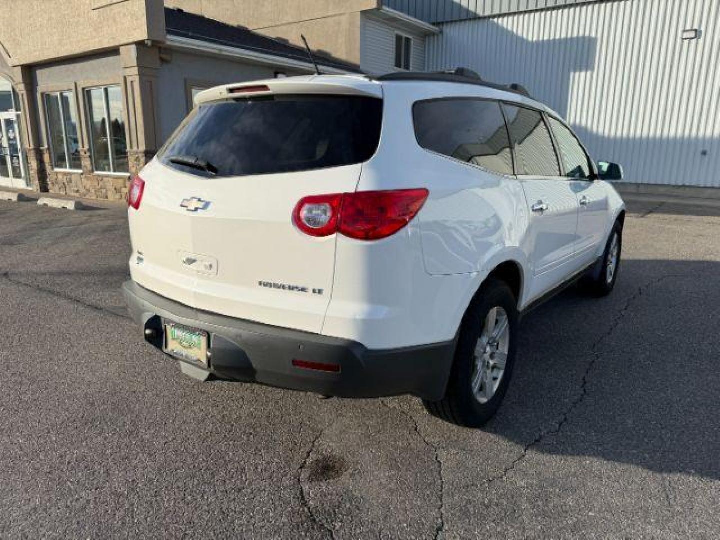 2010 Summit White /Ebony Chevrolet Traverse (1GNLVGED9AJ) with an 36L V-6 gasoline direct injection engine, Automatic transmission, located at 1175 N Woodruff Ave, Idaho Falls, ID, 83401, 43.506901, -111.999657 - At Timberline Auto, finding a great deal on your next vehicle is always easy! Our experienced sales staff's goal is to help find you the right vehicle at the right price! Our knowledgeable finance department has options for almost any credit score. We offer extended service contract options to prote - Photo#32