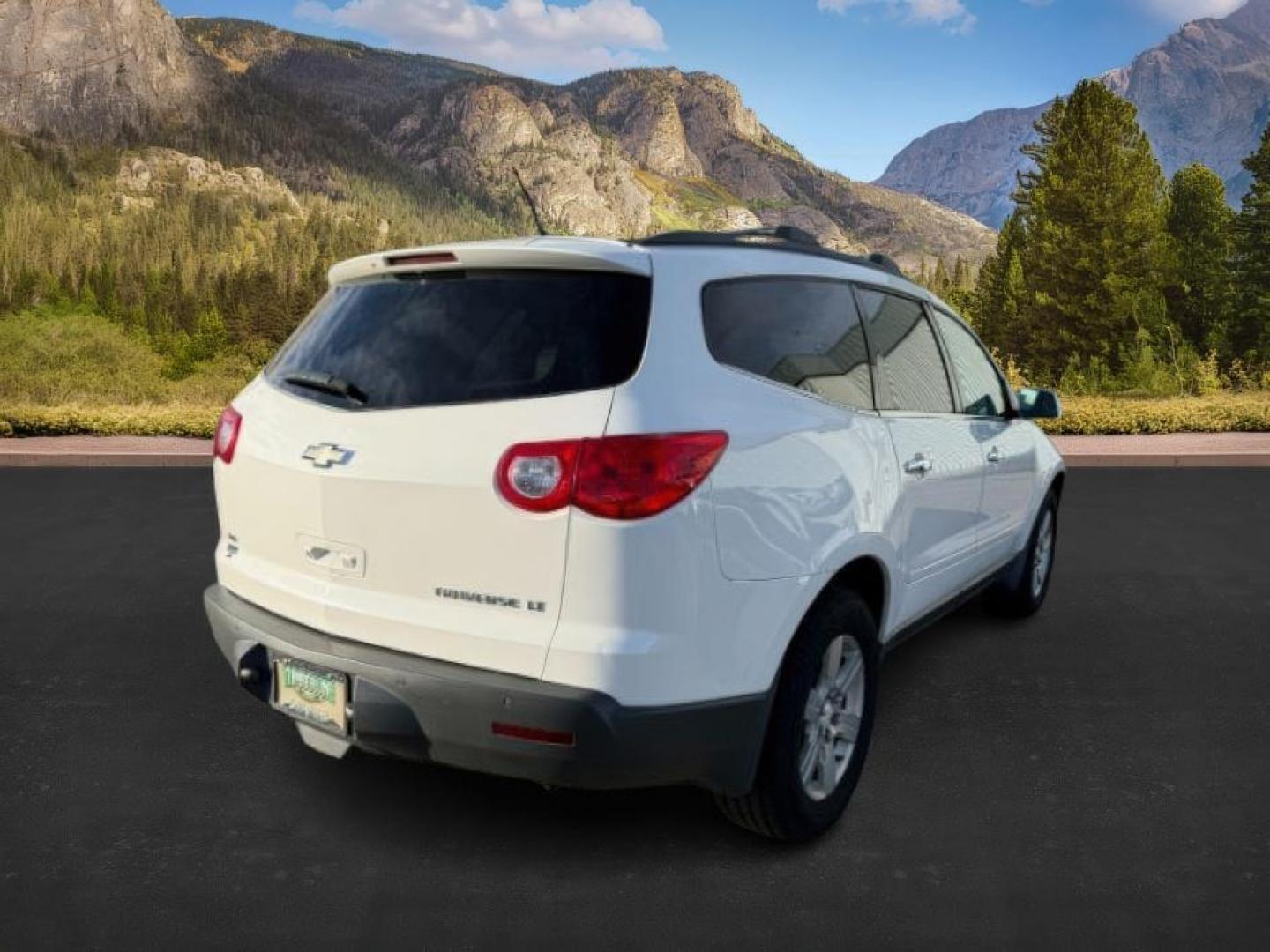 2010 Summit White /Ebony Chevrolet Traverse (1GNLVGED9AJ) with an 36L V-6 gasoline direct injection engine, Automatic transmission, located at 1175 N Woodruff Ave, Idaho Falls, ID, 83401, 43.506901, -111.999657 - At Timberline Auto, finding a great deal on your next vehicle is always easy! Our experienced sales staff's goal is to help find you the right vehicle at the right price! Our knowledgeable finance department has options for almost any credit score. We offer extended service contract options to prote - Photo#7