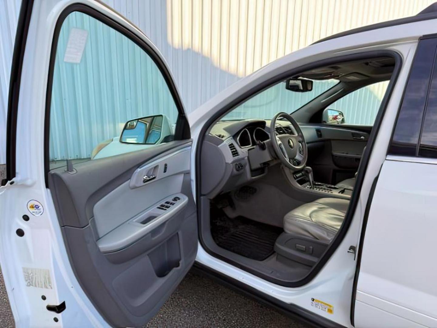 2010 Summit White /Ebony Chevrolet Traverse (1GNLVGED9AJ) with an 36L V-6 gasoline direct injection engine, Automatic transmission, located at 1175 N Woodruff Ave, Idaho Falls, ID, 83401, 43.506901, -111.999657 - At Timberline Auto, finding a great deal on your next vehicle is always easy! Our experienced sales staff's goal is to help find you the right vehicle at the right price! Our knowledgeable finance department has options for almost any credit score. We offer extended service contract options to prote - Photo#12