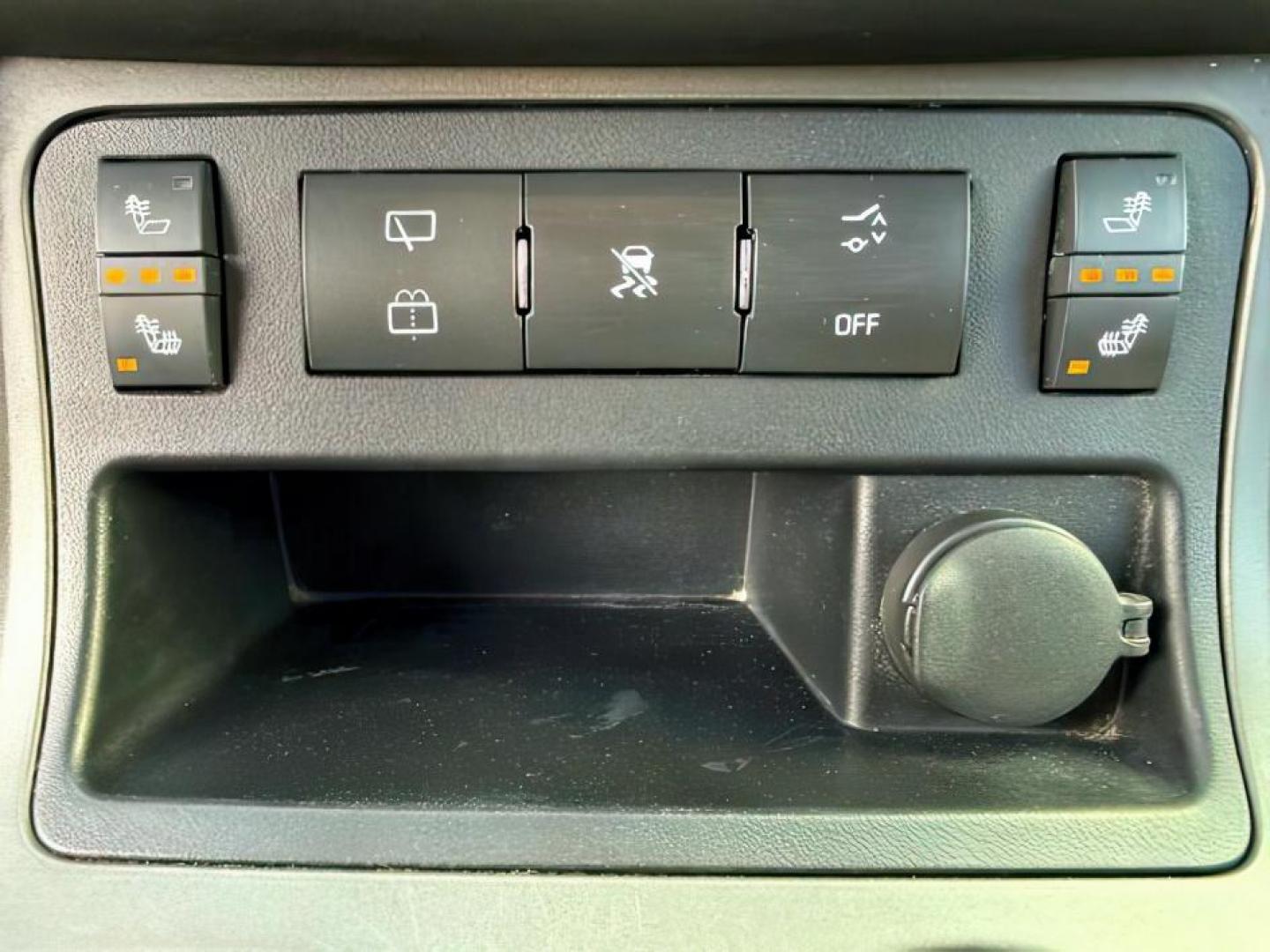 2010 Summit White /Ebony Chevrolet Traverse (1GNLVGED9AJ) with an 36L V-6 gasoline direct injection engine, Automatic transmission, located at 1175 N Woodruff Ave, Idaho Falls, ID, 83401, 43.506901, -111.999657 - At Timberline Auto, finding a great deal on your next vehicle is always easy! Our experienced sales staff's goal is to help find you the right vehicle at the right price! Our knowledgeable finance department has options for almost any credit score. We offer extended service contract options to prote - Photo#17