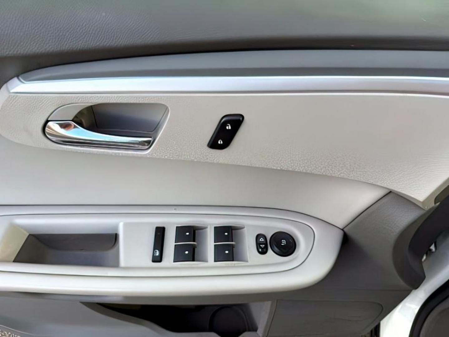 2010 Summit White /Ebony Chevrolet Traverse (1GNLVGED9AJ) with an 36L V-6 gasoline direct injection engine, Automatic transmission, located at 1175 N Woodruff Ave, Idaho Falls, ID, 83401, 43.506901, -111.999657 - At Timberline Auto, finding a great deal on your next vehicle is always easy! Our experienced sales staff's goal is to help find you the right vehicle at the right price! Our knowledgeable finance department has options for almost any credit score. We offer extended service contract options to prote - Photo#20