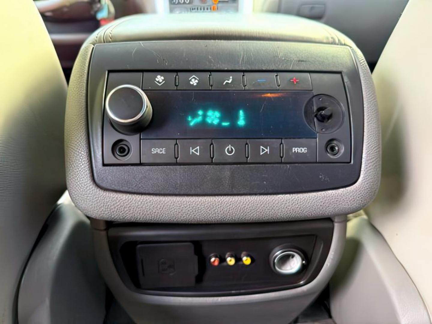 2010 Summit White /Ebony Chevrolet Traverse (1GNLVGED9AJ) with an 36L V-6 gasoline direct injection engine, Automatic transmission, located at 1175 N Woodruff Ave, Idaho Falls, ID, 83401, 43.506901, -111.999657 - At Timberline Auto, finding a great deal on your next vehicle is always easy! Our experienced sales staff's goal is to help find you the right vehicle at the right price! Our knowledgeable finance department has options for almost any credit score. We offer extended service contract options to prote - Photo#22