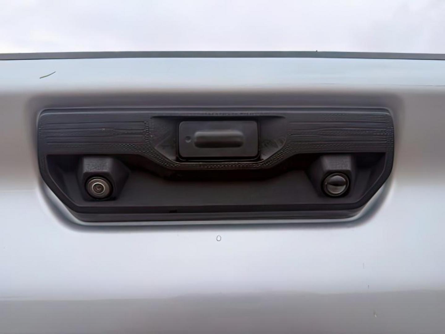 2021 Silver Ice Metallic /Jet Black Chevrolet Silverado 3500HD (1GC4YUEY5MF) with an Duramax 66L V-8 diesel direct injection engine, Automatic transmission, located at 1175 N Woodruff Ave, Idaho Falls, ID, 83401, 43.506901, -111.999657 - At Timberline Auto, finding a great deal on your next vehicle is always easy! Our experienced sales staff's goal is to help find you the right vehicle at the right price! Our knowledgeable finance department has options for almost any credit score. We offer extended service contract options to prote - Photo#4