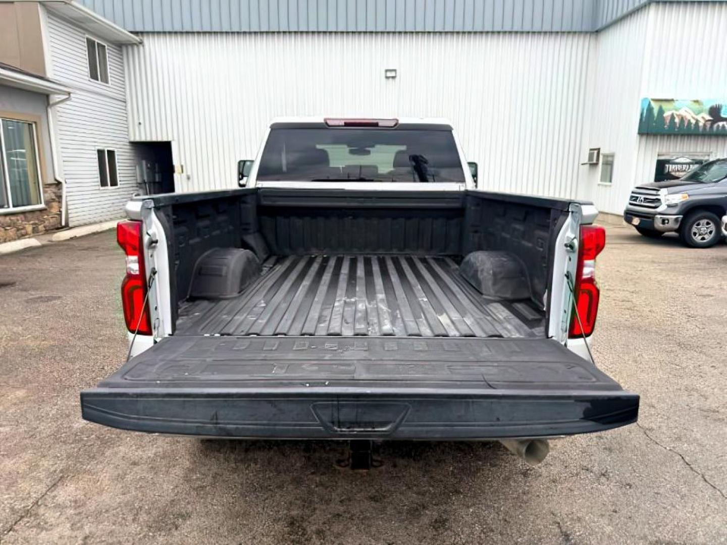 2021 Silver Ice Metallic /Jet Black Chevrolet Silverado 3500HD (1GC4YUEY5MF) with an Duramax 66L V-8 diesel direct injection engine, Automatic transmission, located at 1175 N Woodruff Ave, Idaho Falls, ID, 83401, 43.506901, -111.999657 - At Timberline Auto, finding a great deal on your next vehicle is always easy! Our experienced sales staff's goal is to help find you the right vehicle at the right price! Our knowledgeable finance department has options for almost any credit score. We offer extended service contract options to prote - Photo#5