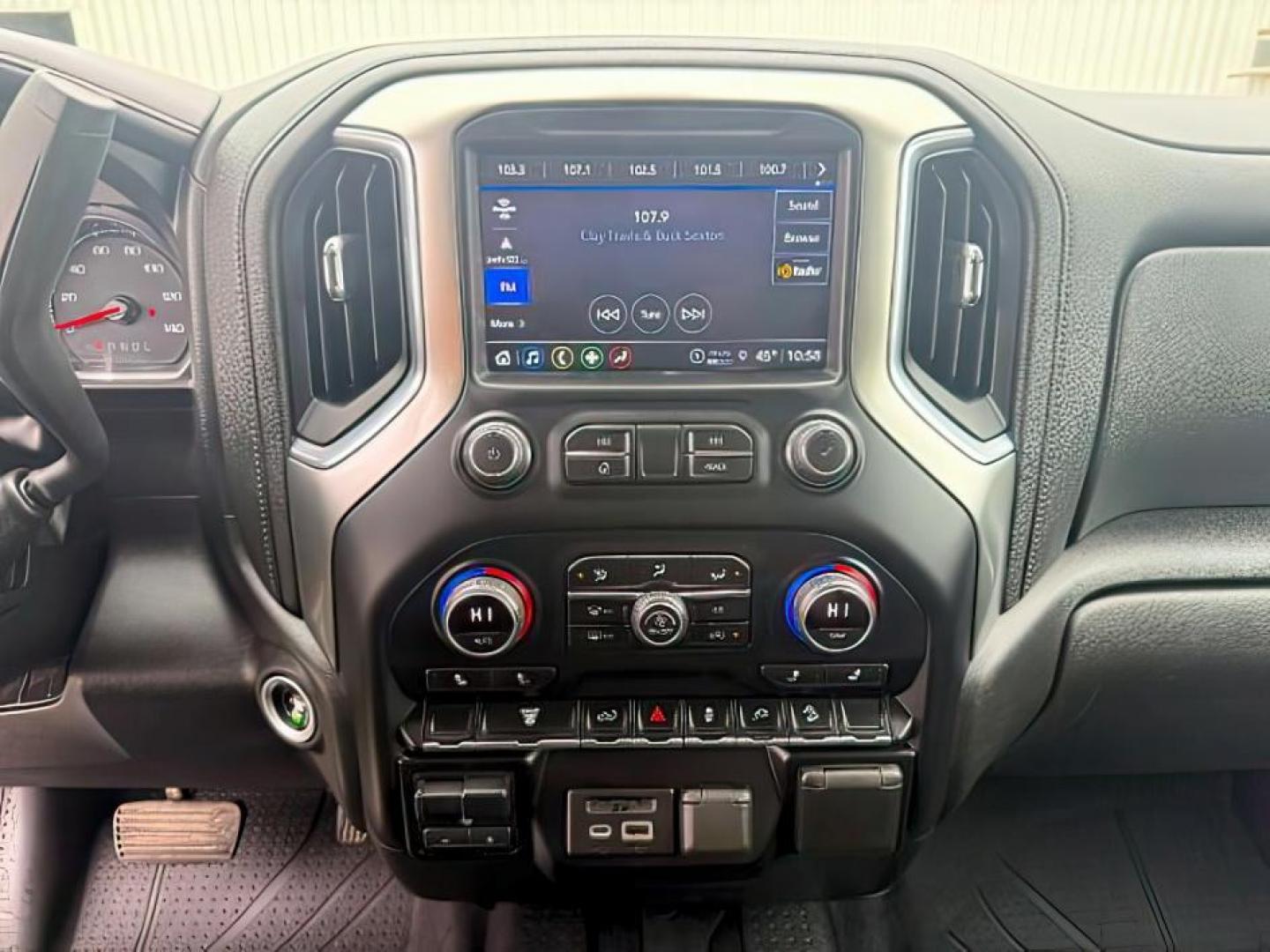 2021 Silver Ice Metallic /Jet Black Chevrolet Silverado 3500HD (1GC4YUEY5MF) with an Duramax 66L V-8 diesel direct injection engine, Automatic transmission, located at 1175 N Woodruff Ave, Idaho Falls, ID, 83401, 43.506901, -111.999657 - At Timberline Auto, finding a great deal on your next vehicle is always easy! Our experienced sales staff's goal is to help find you the right vehicle at the right price! Our knowledgeable finance department has options for almost any credit score. We offer extended service contract options to prote - Photo#15