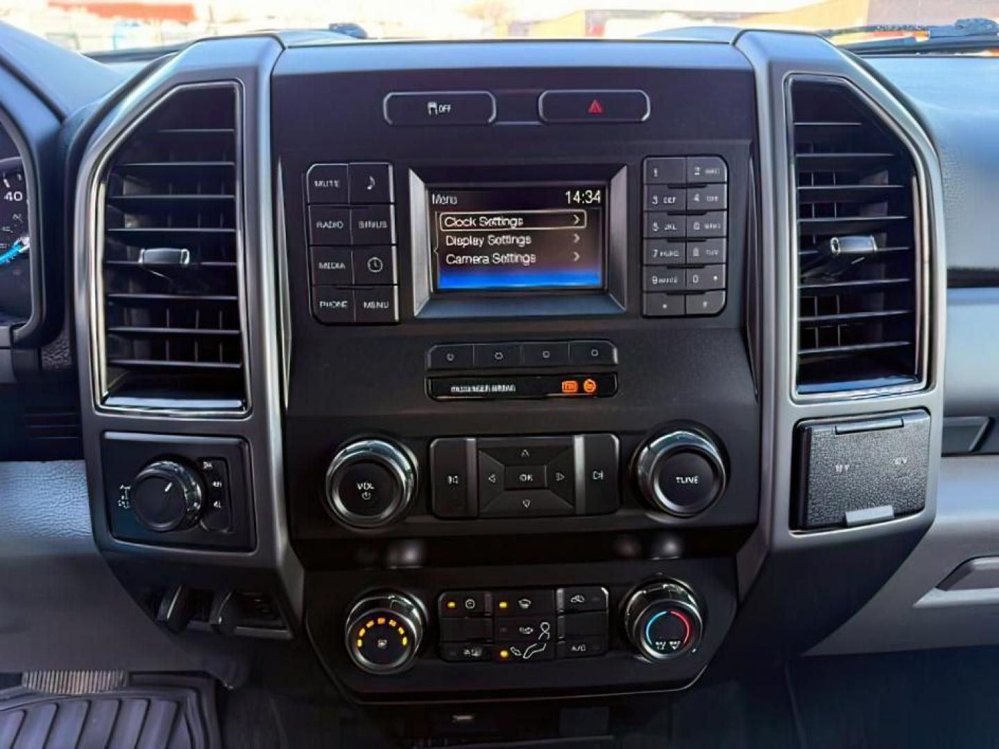 2019 Oxford White /Medium Earth Gray Ford F-250 (1FT7W2B68KE) with an 62L V-8 variable valve control engine, Automatic transmission, located at 1175 N Woodruff Ave, Idaho Falls, ID, 83401, 43.506901, -111.999657 - At Timberline Auto, finding a great deal on your next vehicle is always easy! Our experienced sales staff's goal is to help find you the right vehicle at the right price! Our knowledgeable finance department has options for almost any credit score. We offer extended service contract options to prote - Photo#15