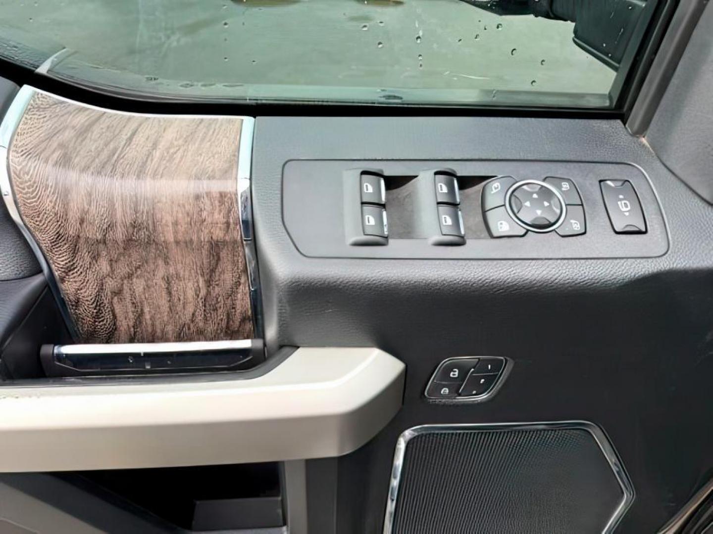 2019 GRAY /Black Ford F-350 (1FT8W3BT2KE) with an Powerstroke 67L V-8 diesel direct injection engine, Automatic transmission, located at 1175 N Woodruff Ave, Idaho Falls, ID, 83401, 43.506901, -111.999657 - At Timberline Auto, finding a great deal on your next vehicle is always easy! Our experienced sales staff's goal is to help find you the right vehicle at the right price! Our knowledgeable finance department has options for almost any credit score. We offer extended service contract options to prote - Photo#21