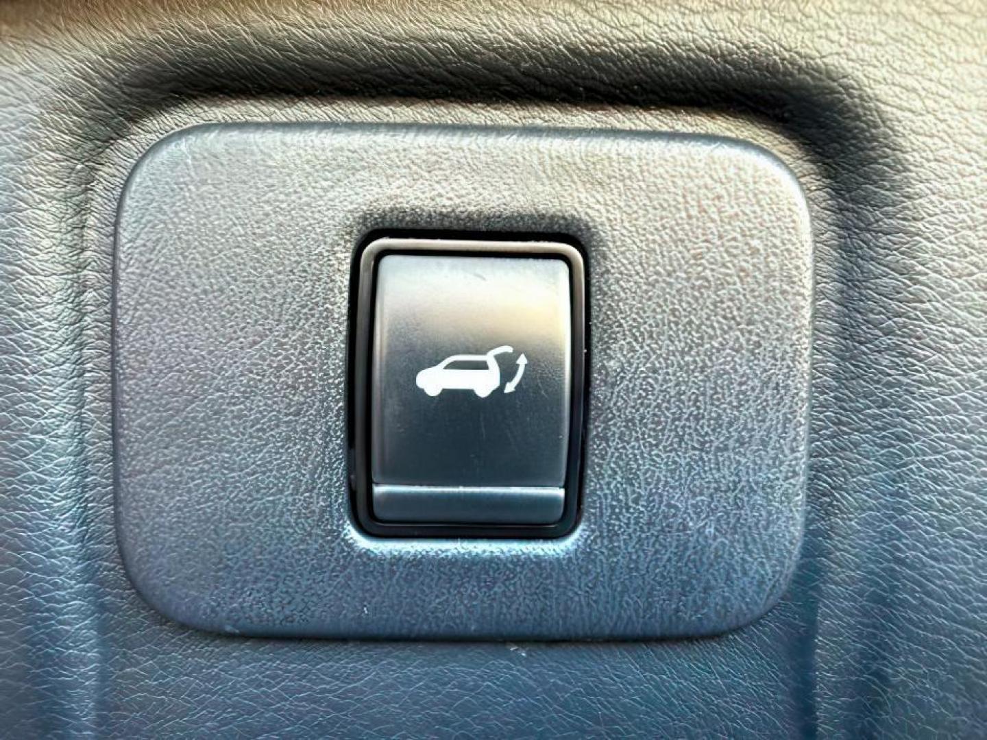 2017 GRAY /Graphite Nissan Murano (5N1AZ2MH4HN) with an 35L V-6 DOHC engine, Automatic transmission, located at 1175 N Woodruff Ave, Idaho Falls, ID, 83401, 43.506901, -111.999657 - At Timberline Auto, finding a great deal on your next vehicle is always easy! Our experienced sales staff's goal is to help find you the right vehicle at the right price! Our knowledgeable finance department has options for almost any credit score. We offer extended service contract options to prote - Photo#6