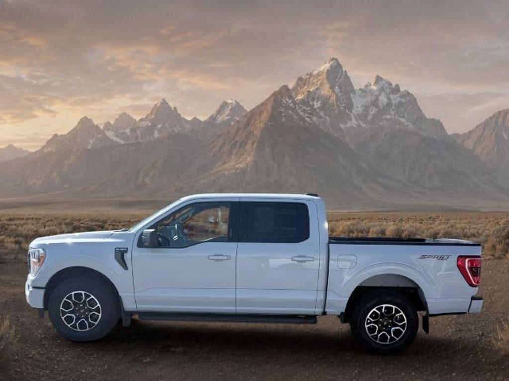 2022 Oxford White /Black w/Medium Dark Slate Ford F-150 XLT (1FTEW1EP2NK) with an V6, 2.7L engine, 10-speed automatic transmission, located at 1175 N Woodruff Ave, Idaho Falls, ID, 83401, 43.506901, -111.999657 - <b>Vehicle Details</b><br>At Timberline Auto, finding a great deal on your next vehicle is always easy! Our experienced sales staff goal is to help find you the right vehicle at the right price! Our knowledgeable finance department has options for almost any credit score. We offer extended servic- Photo#1
