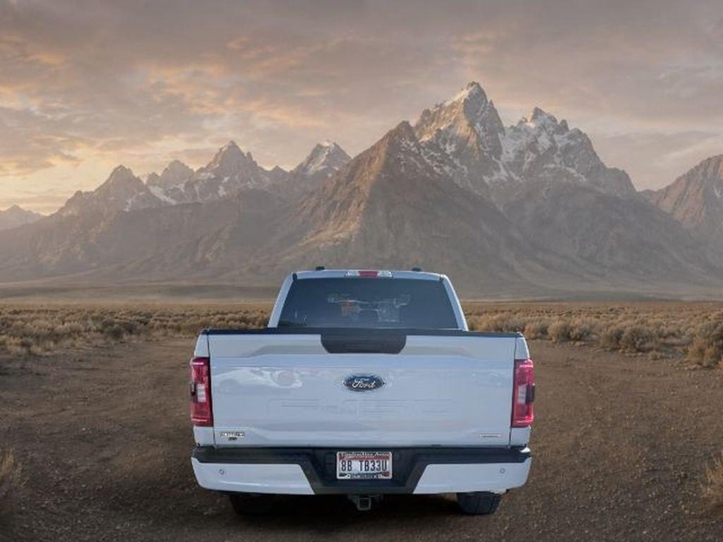 2022 Oxford White /Black w/Medium Dark Slate Ford F-150 XLT (1FTEW1EP2NK) with an V6, 2.7L engine, 10-speed automatic transmission, located at 1175 N Woodruff Ave, Idaho Falls, ID, 83401, 43.506901, -111.999657 - <b>Vehicle Details</b><br>At Timberline Auto, finding a great deal on your next vehicle is always easy! Our experienced sales staff goal is to help find you the right vehicle at the right price! Our knowledgeable finance department has options for almost any credit score. We offer extended servic- Photo#3