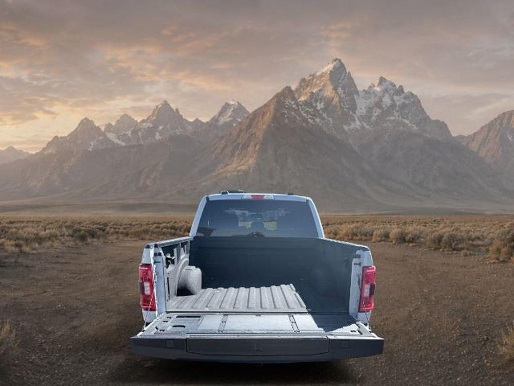 2022 Oxford White /Black w/Medium Dark Slate Ford F-150 XLT (1FTEW1EP2NK) with an V6, 2.7L engine, 10-speed automatic transmission, located at 1175 N Woodruff Ave, Idaho Falls, ID, 83401, 43.506901, -111.999657 - <b>Vehicle Details</b><br>At Timberline Auto, finding a great deal on your next vehicle is always easy! Our experienced sales staff goal is to help find you the right vehicle at the right price! Our knowledgeable finance department has options for almost any credit score. We offer extended servic- Photo#4