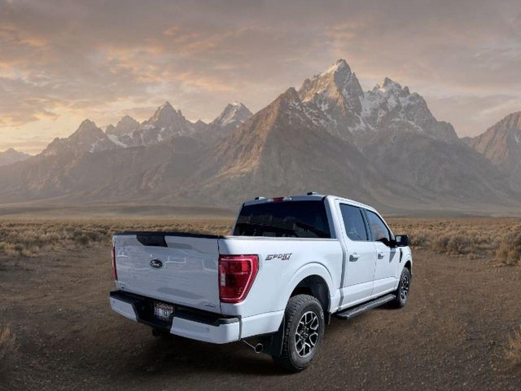 2022 Oxford White /Black w/Medium Dark Slate Ford F-150 XLT (1FTEW1EP2NK) with an V6, 2.7L engine, 10-speed automatic transmission, located at 1175 N Woodruff Ave, Idaho Falls, ID, 83401, 43.506901, -111.999657 - <b>Vehicle Details</b><br>At Timberline Auto, finding a great deal on your next vehicle is always easy! Our experienced sales staff goal is to help find you the right vehicle at the right price! Our knowledgeable finance department has options for almost any credit score. We offer extended servic- Photo#5
