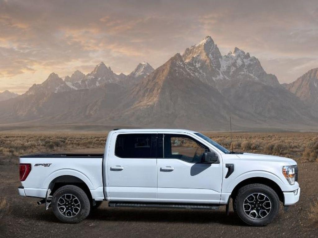 2022 Oxford White /Black w/Medium Dark Slate Ford F-150 XLT (1FTEW1EP2NK) with an V6, 2.7L engine, 10-speed automatic transmission, located at 1175 N Woodruff Ave, Idaho Falls, ID, 83401, 43.506901, -111.999657 - <b>Vehicle Details</b><br>At Timberline Auto, finding a great deal on your next vehicle is always easy! Our experienced sales staff goal is to help find you the right vehicle at the right price! Our knowledgeable finance department has options for almost any credit score. We offer extended servic- Photo#6